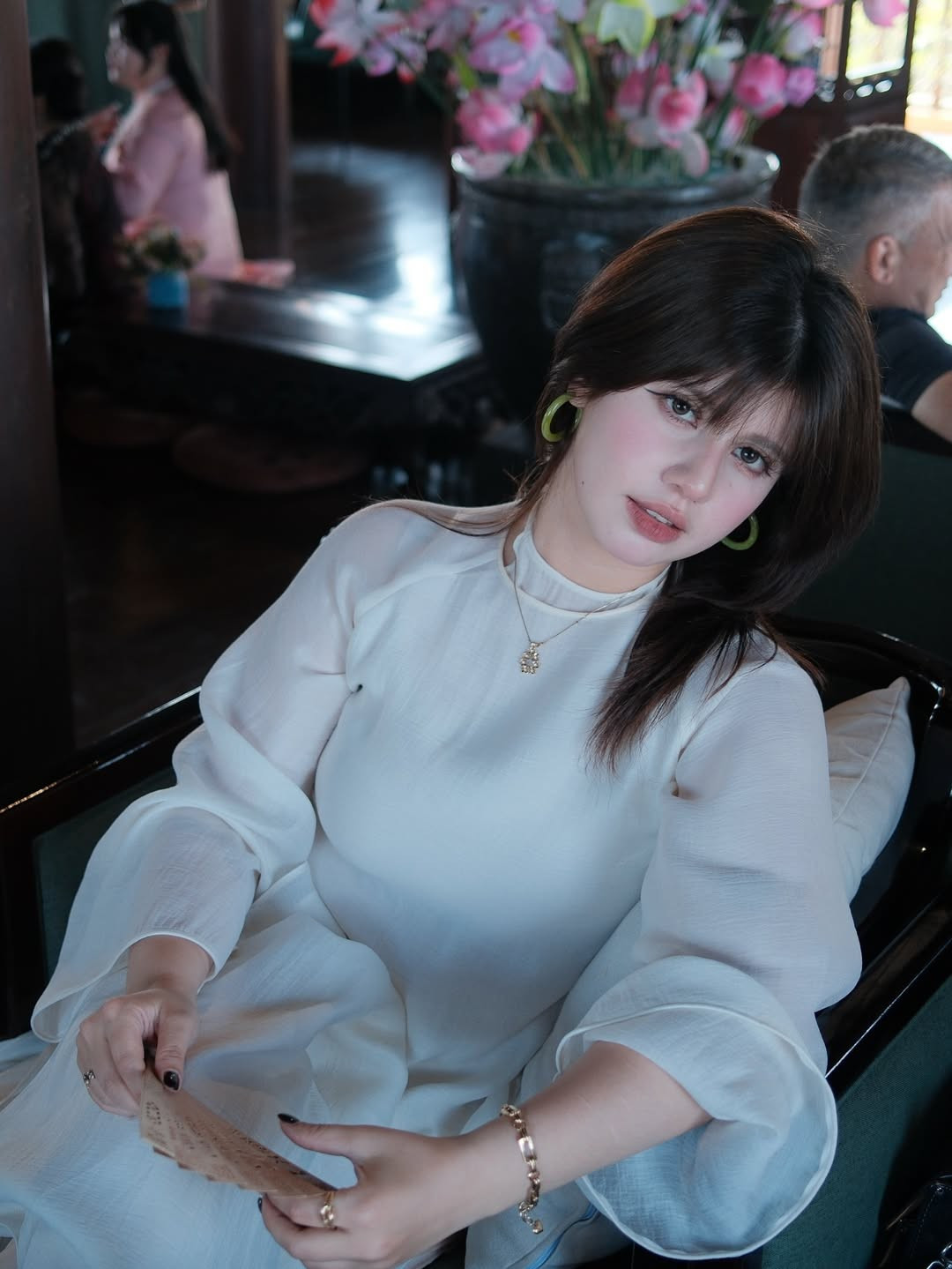 Trong bộ ảnh mới nhất tại Huế, Ebra Lê lựa chọn thiết kế áo dài có tông màu nhã nhặn, chất liệu lụa mềm mại. (Ảnh: IGNV)