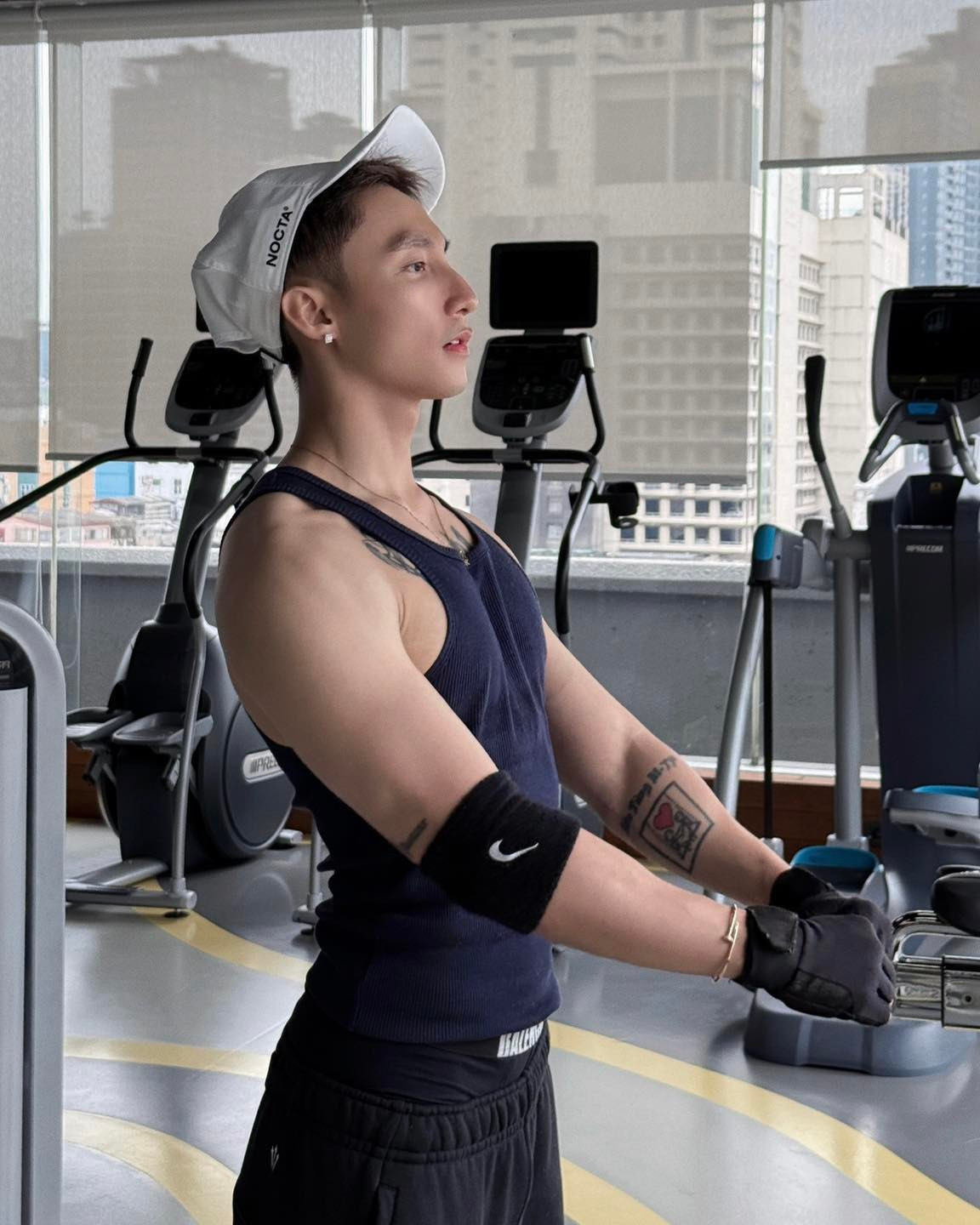 Trong loạt ảnh mới nhất trên trang cá nhân, nam ca sĩ đăng tải những khoảnh khắc check-in phòng gym: "Tạ hôm nay có vẻ hơi nặng … nặng cỡ mấy cũng không nặng bằng tình cảm anh dành cho em".