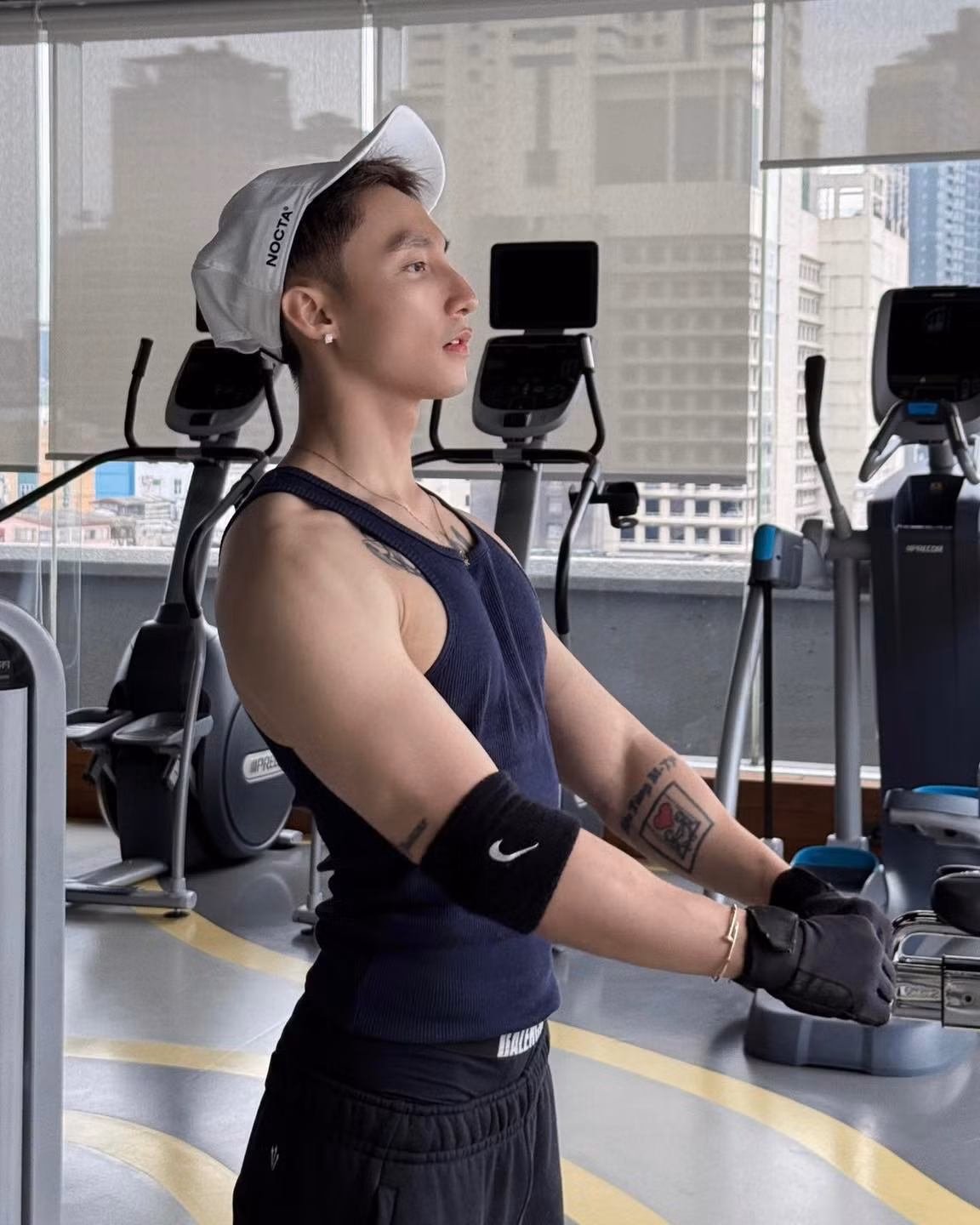 Trong loạt ảnh mới nhất trên trang cá nhân, nam ca sĩ đăng tải những khoảnh khắc check-in phòng gym: "Tạ hôm nay có vẻ hơi nặng … nặng cỡ mấy cũng không nặng bằng tình cảm anh dành cho em".