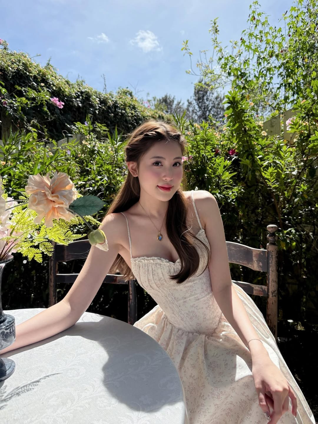 Trong loạt ảnh mới, Tăng Mỹ Hàn lựa chọn một chiếc váy xòe tone trắng kem với họa tiết hoa nhí tinh tế. Thiết kế cúp ngực cùng chi tiết thắt dây corset phía sau giúp tôn lên vòng eo "con kiến" và vóc dáng thanh mảnh của cô nàng. (Ảnh: IGNV)