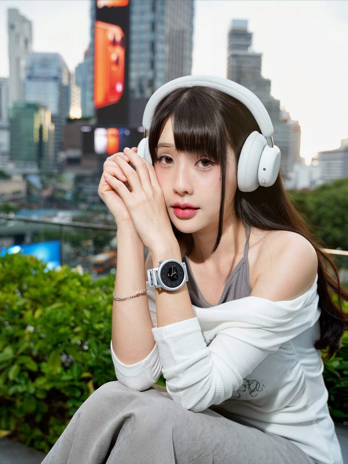 Điều khiến Kanomroo trở nên gần gũi và được yêu thích đặc biệt tại Việt Nam chính là mối quan hệ thân thiết với nữ MC hàng đầu của Liên Quân Việt - Phương Thảo.Tại các giải đấu quốc tế như APL hay AIC, hai nữ MC xinh đẹp thường xuyên xuất hiện chung khung hình và không ngần ngại phối hợp "bắt trend" trên TikTok. (Ảnh: IGNV)