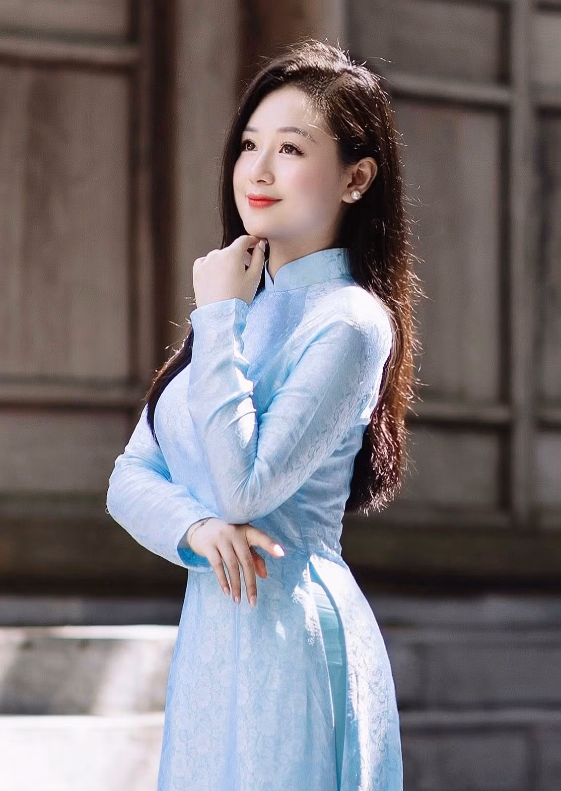 Nguyễn Mỹ Linh (sinh năm 1997), là giáo viên Ngữ văn tại một trường THCS ở quận Ba Đình, Hà Nội.