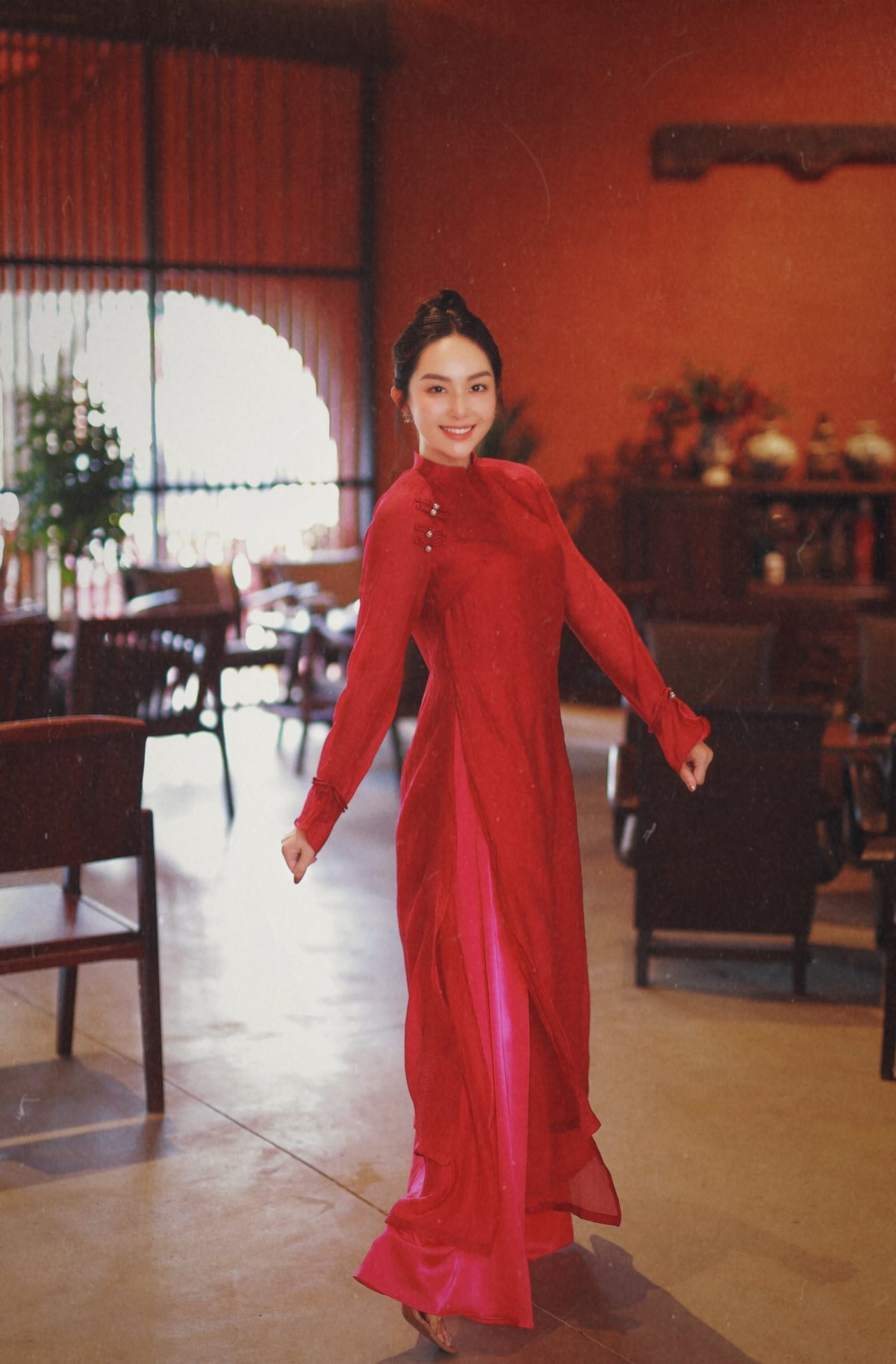 View - Nữ MC Nghệ An gia nhập đường đua ảnh Tết với áo dài họa tiết con công độc đáo | Báo Tri thức và Cuộc sống - TIN TỨC PHỔ BIẾN KIẾN THỨC 24H