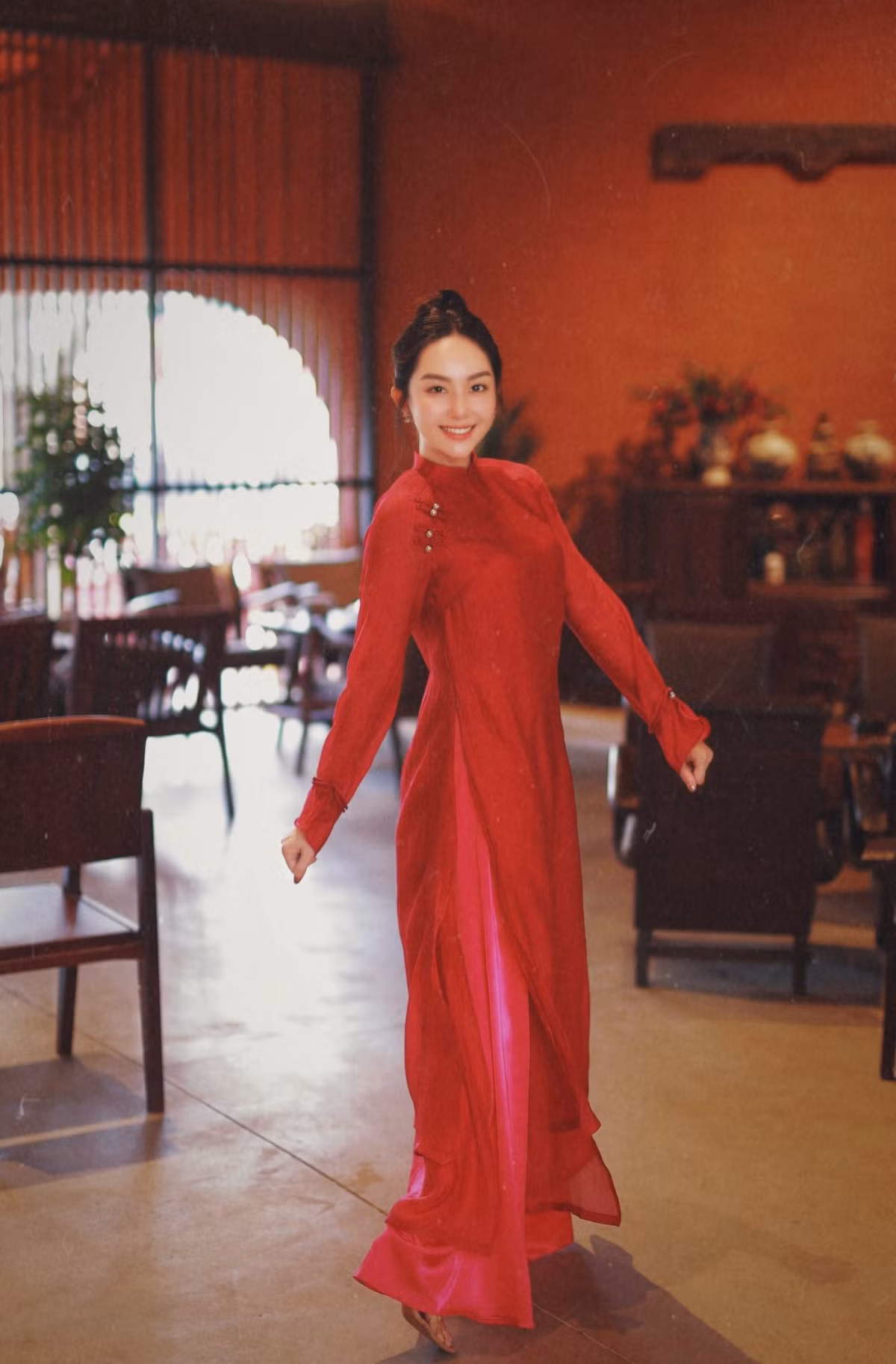 Với cách làm tóc búi cao đơn giản và lối trang điểm trong trẻo, Trâm Anh toát lên vẻ đẹp dịu dàng, đài các khi ngồi bên bàn trà hay dạo bước trong không gian hoài cổ. (Ảnh: FBNV)