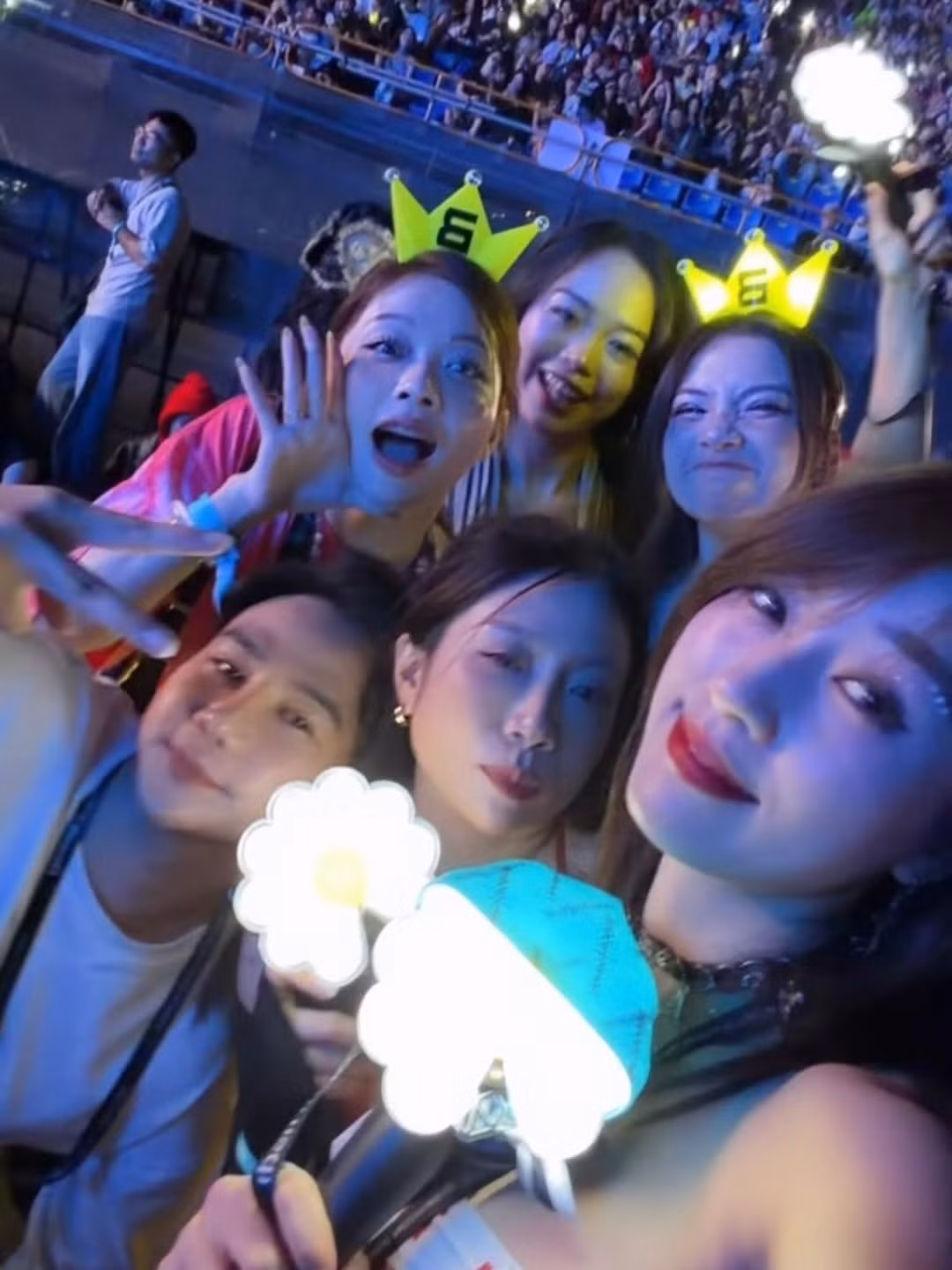 Phụ kiện không thể thiếu là lightstick hoa cúc độc đáo của G-Dragon. Hà Kim cùng nhóm bạn đã có những khoảnh khắc check-in đầy năng lượng, thể hiện sự cuồng nhiệt với thần tượng. (Ảnh: IGNV)