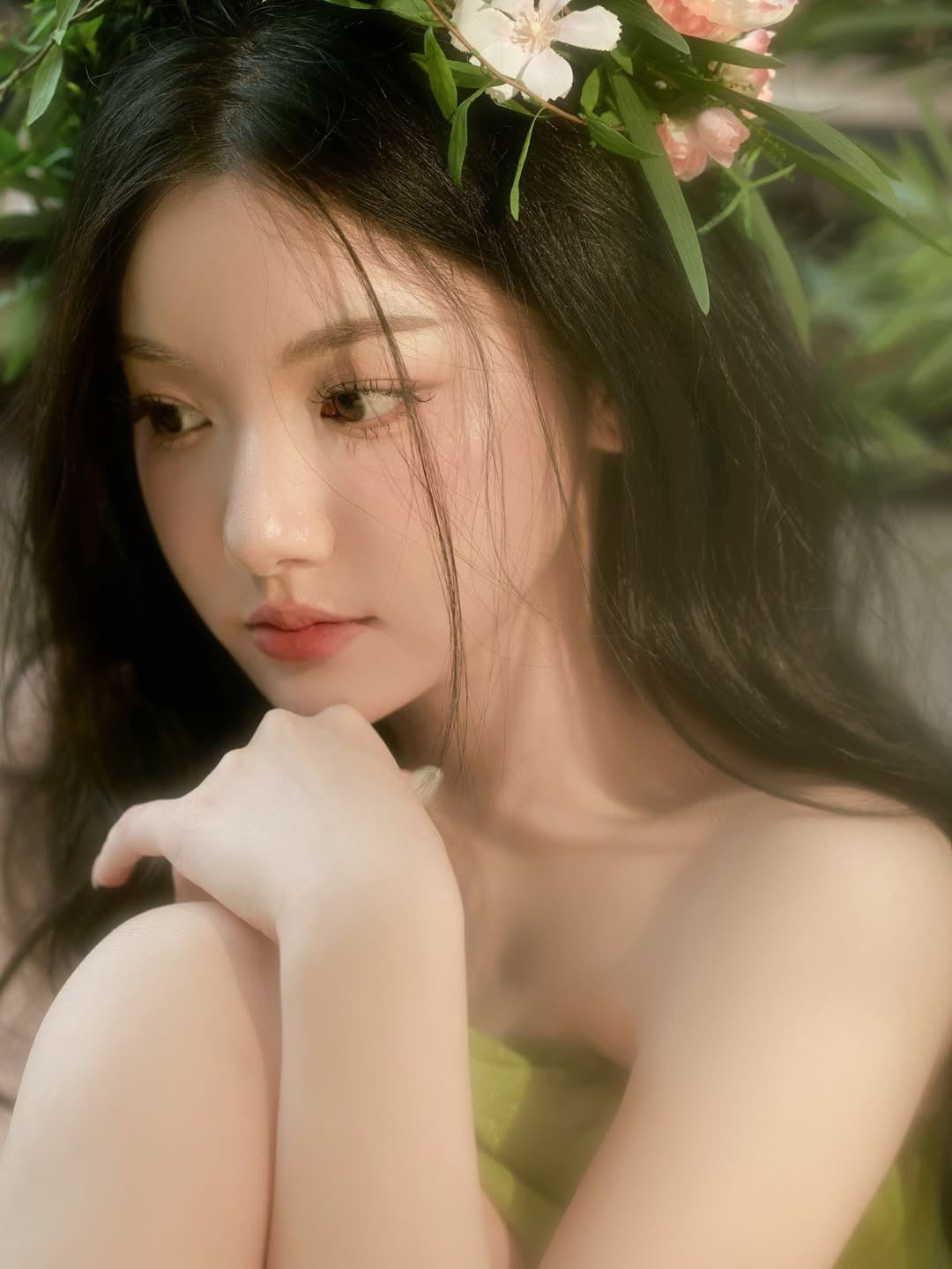 Sắc xanh của trang phục kết hợp với phụ kiện là chiếc vương miện kết từ hoa cỏ tự nhiên đã tạo nên một tổng thể vô cùng hài hòa. (Ảnh: IGNV)