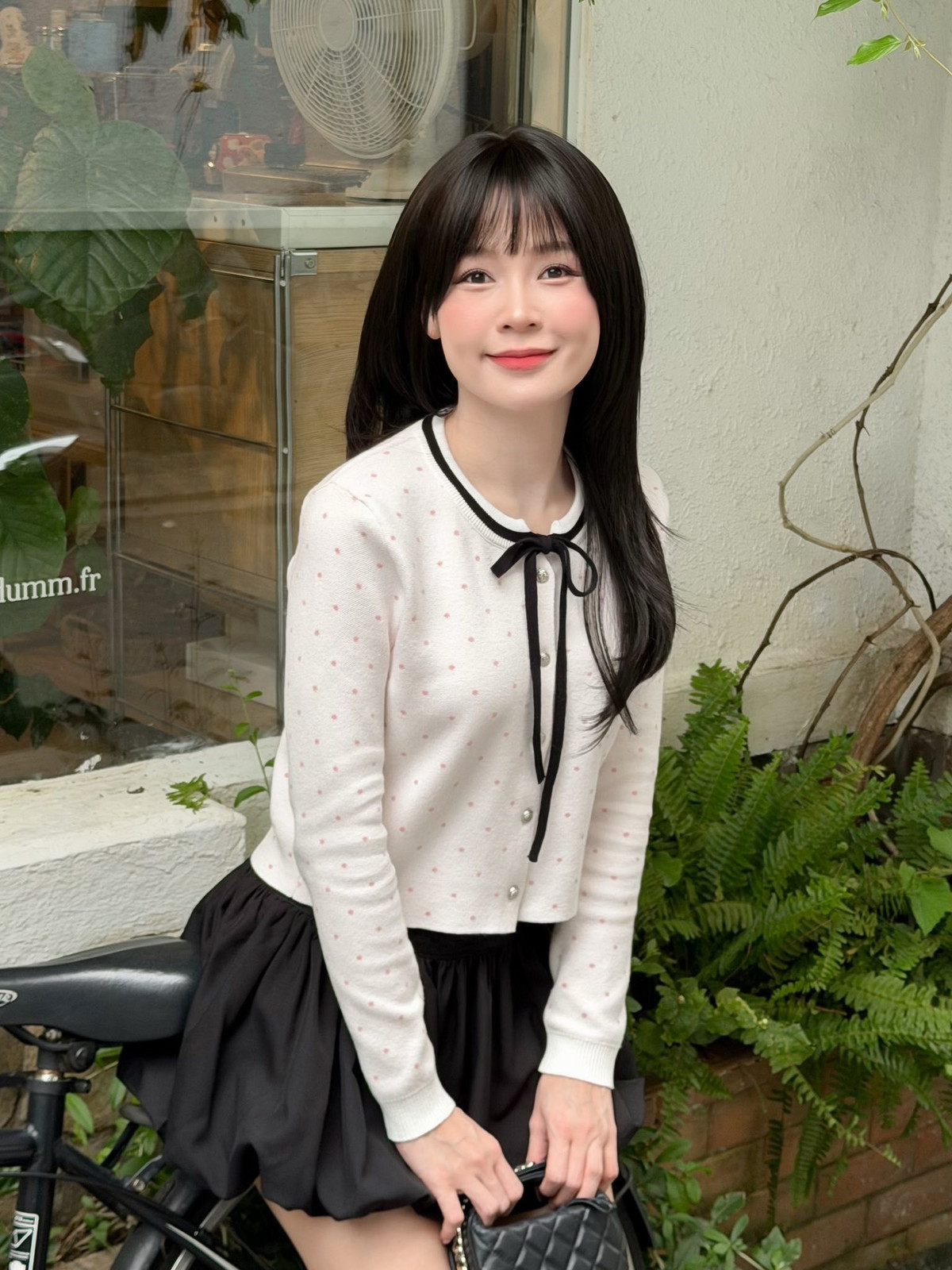 Không chỉ dừng lại ở trang phục, sự trẻ trung của Sam còn đến từ việc chăm chút kỹ lưỡng cho diện mạo với mái tóc đen dài được tỉa layer nhẹ nhàng ôm sát gương mặt, kết hợp cùng phần mái thưa giúp gương mặt Sam trở nên thanh thoát và "baby" hơn hẳn. (Ảnh: IGNV)