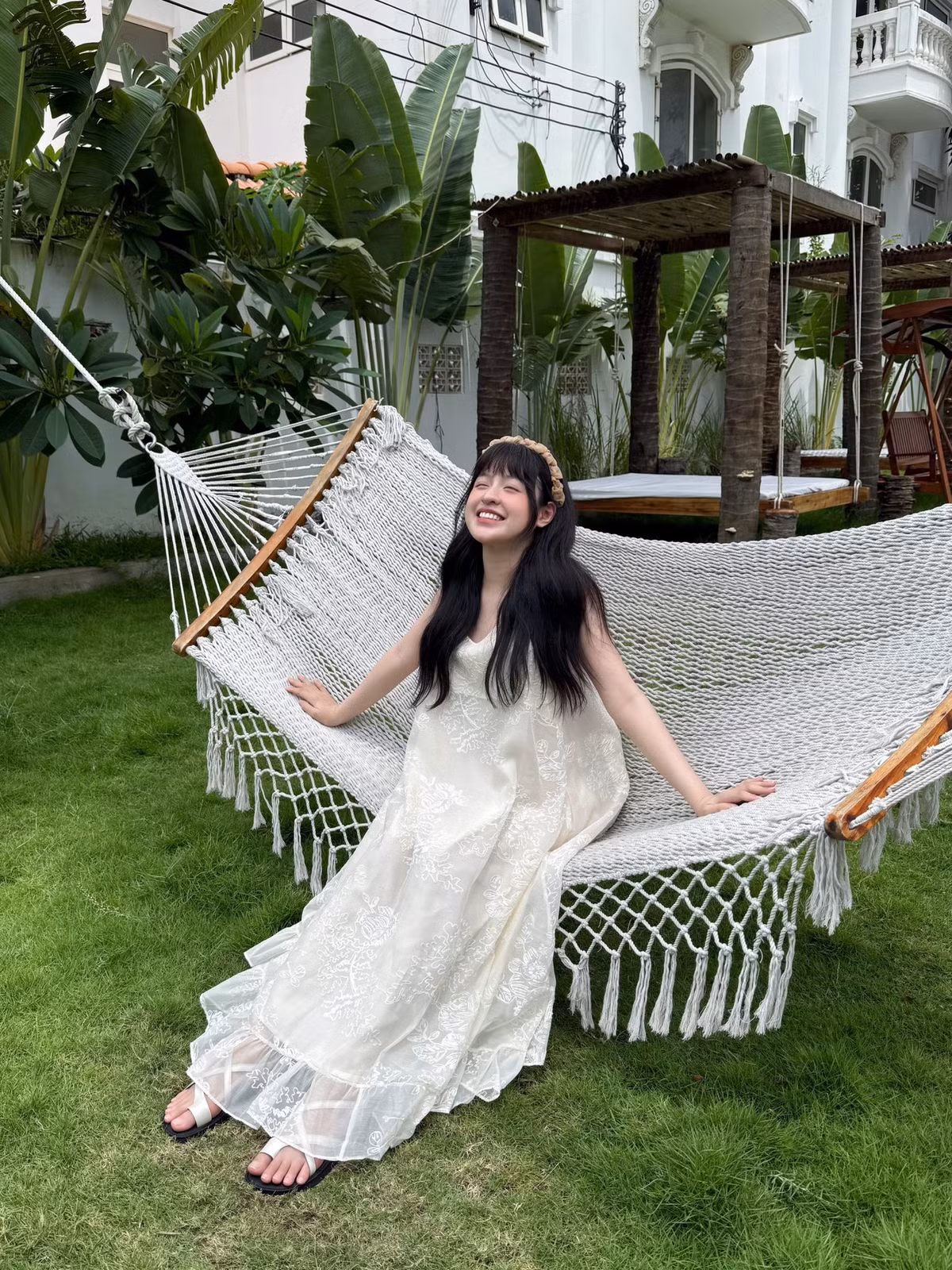 Cô nàng vui vẻ tạo dáng trên chiếc võng, có lúc mỉm cười tươi tắn, lúc lại e ấp ôm bụng bầu đầy âu yếm, thể hiện niềm hạnh phúc sắp được làm mẹ. (Ảnh: FBNV)