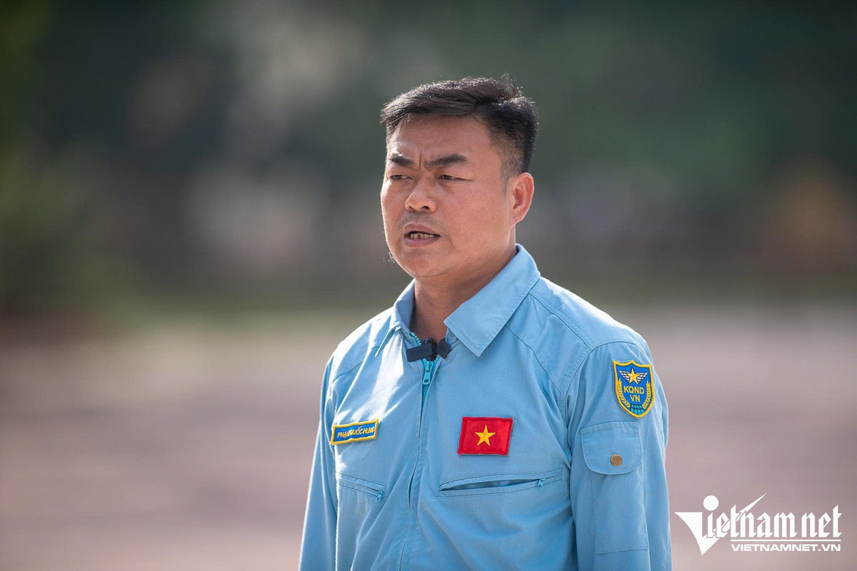 Thượng tá Phạm Quốc Hưng, phi đội trưởng phi đội 3, Lữ đoàn Không quân 918 cho biết: "Sau nhiều ban bay từ 2 chiếc rồi 3 cho đến nay là 4 chiếc, hôm nay chúng tôi đã thực hiện chuẩn theo các số liệu đề ra, cất cánh theo 2 phương án và hợp đội theo đội hình mũi tên với Casa C-295 dẫn đầu. Sau gần 1 tháng cho đến nay quá trình huấn luyện hoàn toàn thuận lợi và an toàn".