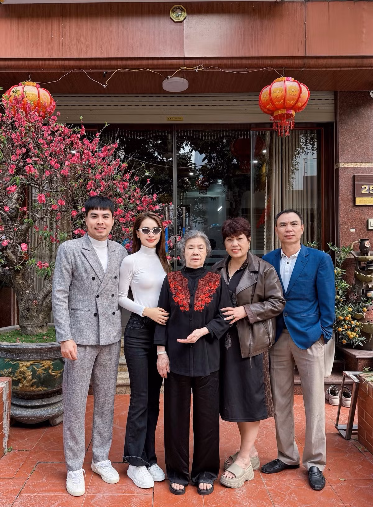 Mối quan hệ của cả hai được cho là rất gắn bó khi Mù Tạt thường xuyên xuất hiện và có mối quan hệ cực kỳ thân thiết với gia đình nam cầu thủ, đặc biệt là trong dịp Tết Nguyên đán vừa qua.