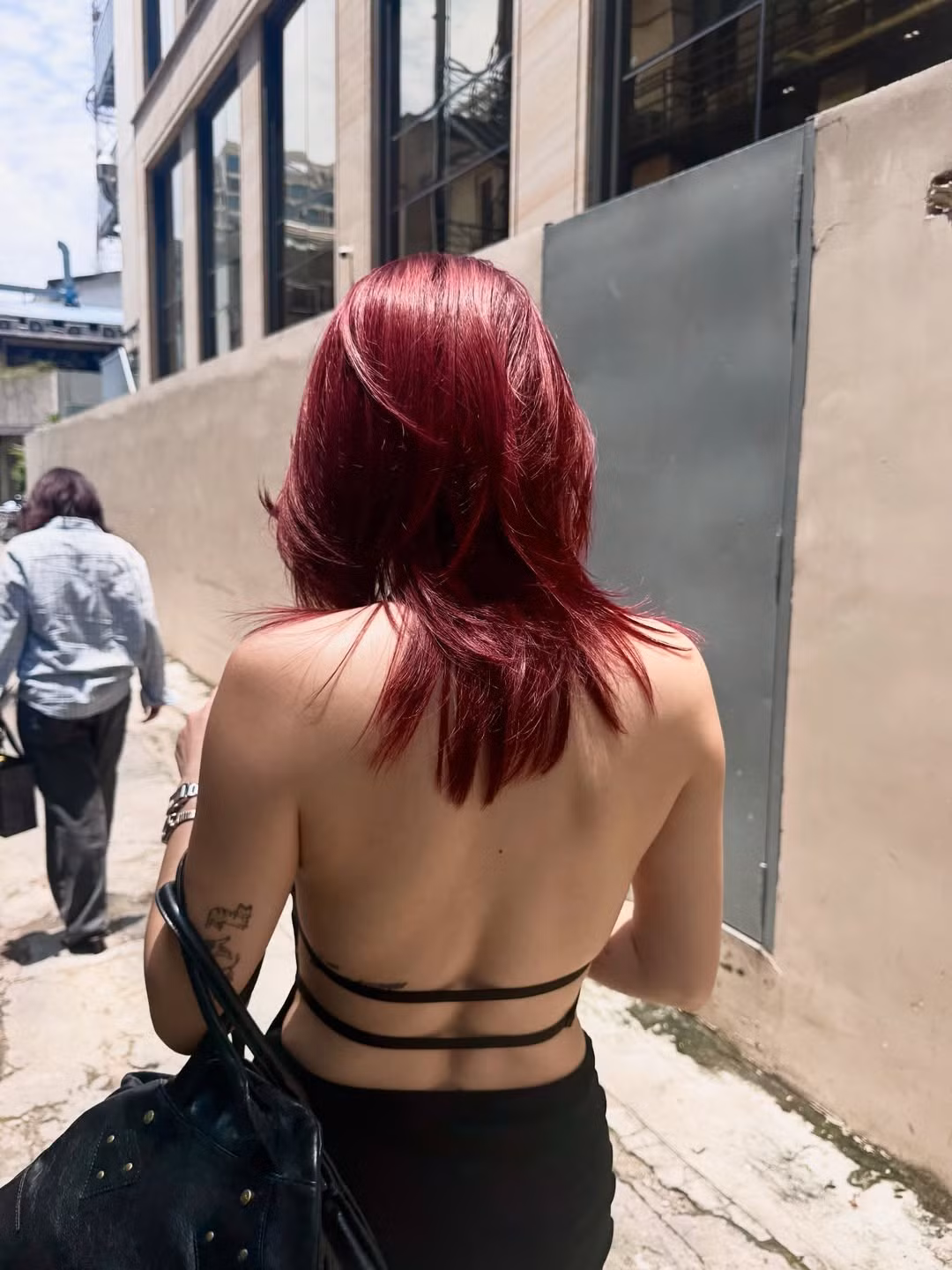 Mái tóc đỏ rực rỡ và cách trang điểm sắc sảo càng làm tăng thêm vẻ ngoài cuốn hút, bí ẩn của "chị đẹp". (Ảnh: IGNV)