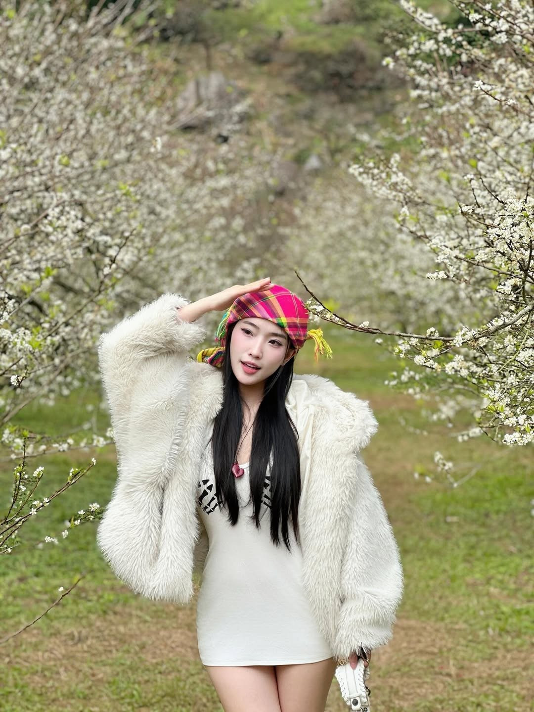 Điểm nhấn làm nên sự khác biệt chính là chiếc khăn turban thổ cẩm rực rỡ với gam màu hồng, vàng, xanh lá nổi bật.