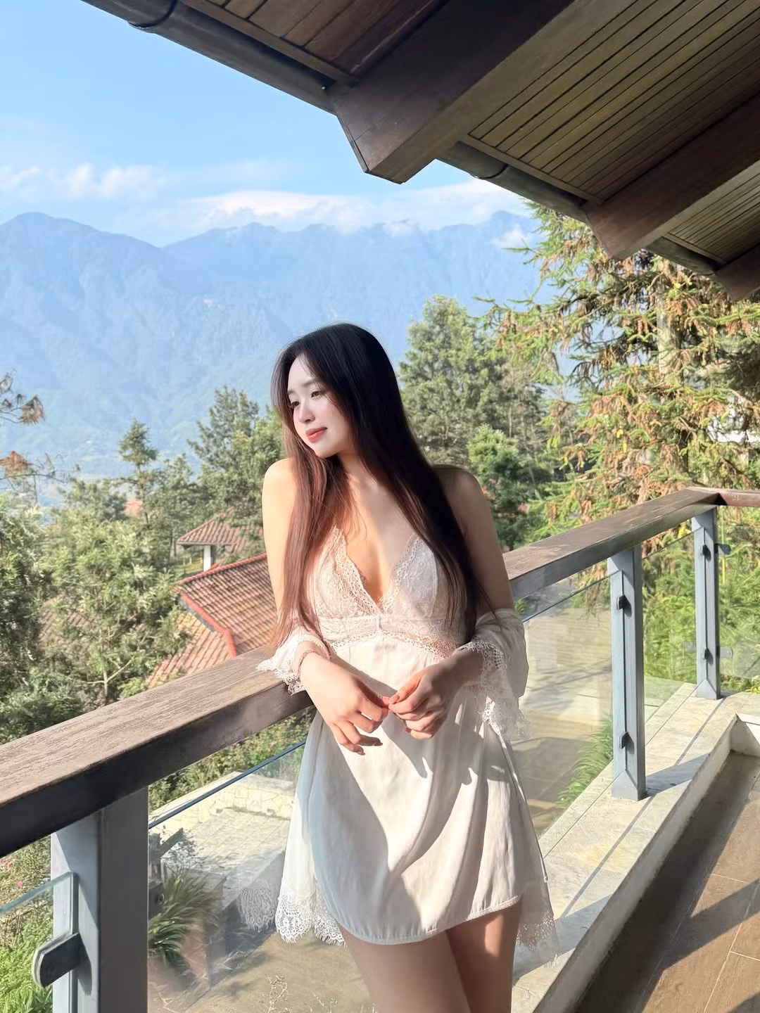 Background là những dãy núi trùng điệp và bầu trời trong xanh càng làm tôn thêm vẻ đẹp thoát tục của cô nàng, khiến nhiều người ví von cô như một "nữ thần" giữa chốn bồng lai tiên cảnh. (Ảnh: IGNV)