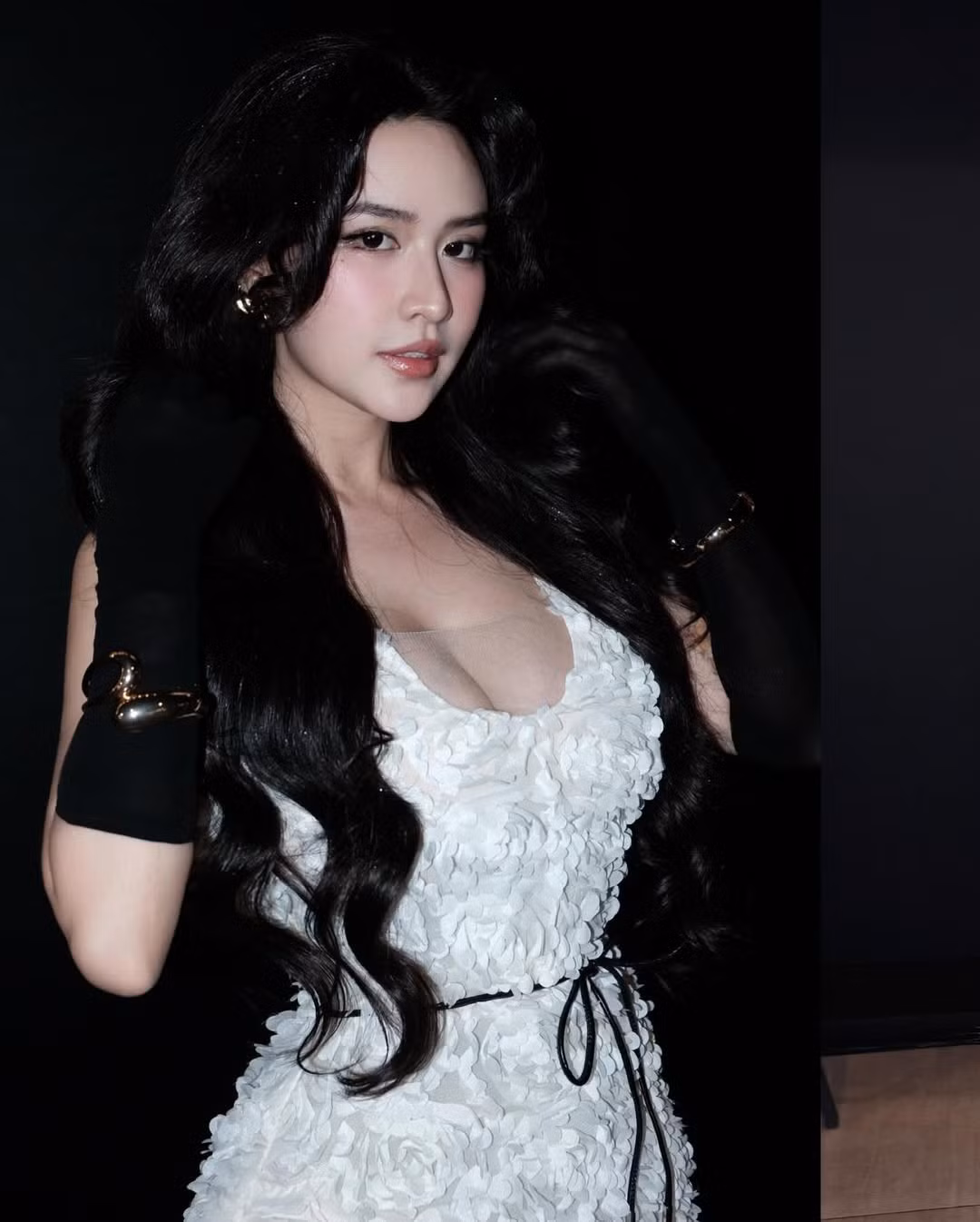 Cô từng là Top 11 Miss Earth Vietnam 2023, tham gia show hẹn hò Đảo Thiên Đường và thu hút sự chú ý khi được nhiều người ghép đôi cùng DJ Wukong. (Ảnh: IGNV)