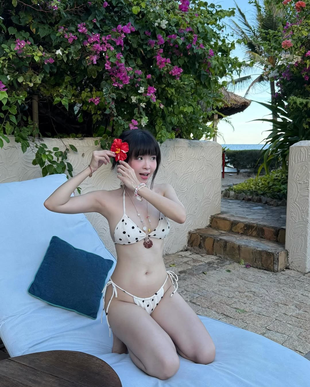 Mới chỉ đầu mùa hè, thế nhưng cô nàng hot girl FAPtv Thúy Kiều đã liên tục khiến mạng xã hội "dậy sóng" với những bộ ảnh diện bikini đi biển mướt mắt.