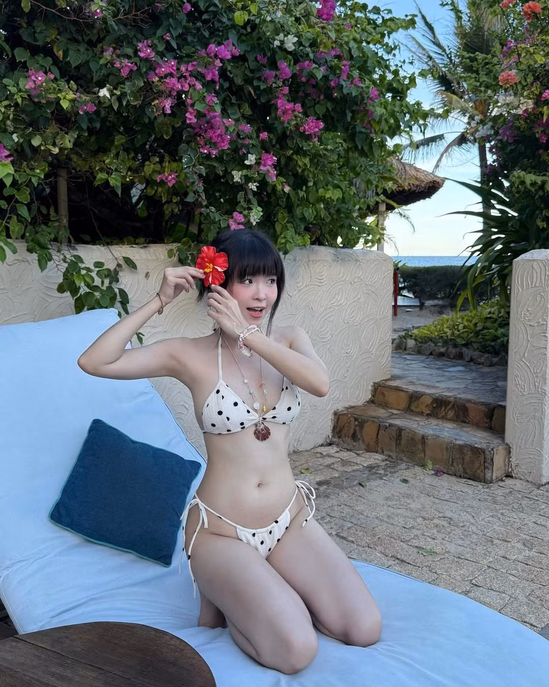 Mới chỉ đầu mùa hè, thế nhưng cô nàng hot girl FAPtv Thúy Kiều đã liên tục khiến mạng xã hội "dậy sóng" với những bộ ảnh diện bikini đi biển mướt mắt.