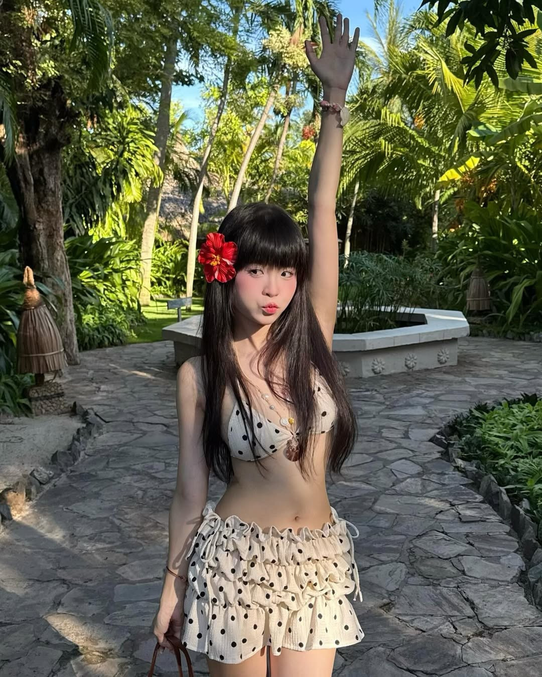 Cô nàng không ngại thử nghiệm nhiều phong cách thời trang khác nhau, từ bánh bèo ngọt ngào đến sexy táo bạo, tạo nên hình ảnh một hot girl “đa màu sắc” và đầy sức sống.