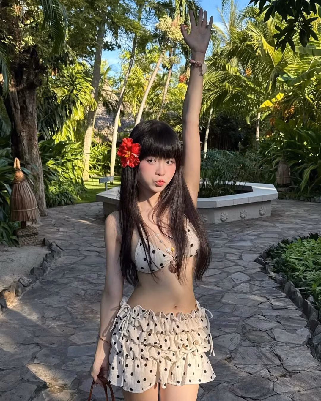 Cô nàng không ngại thử nghiệm nhiều phong cách thời trang khác nhau, từ bánh bèo ngọt ngào đến sexy táo bạo, tạo nên hình ảnh một hot girl “đa màu sắc” và đầy sức sống.