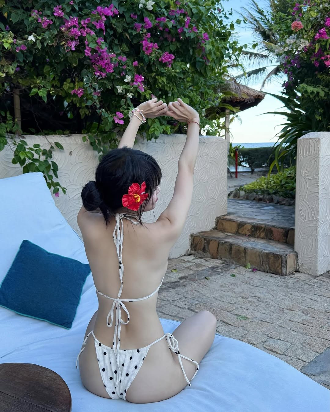 Cách tạo dáng tinh nghịch, nụ cười tươi rói và thần thái rạng rỡ giúp Thúy Kiều ghi điểm tuyệt đối trong lòng fan hâm mộ.