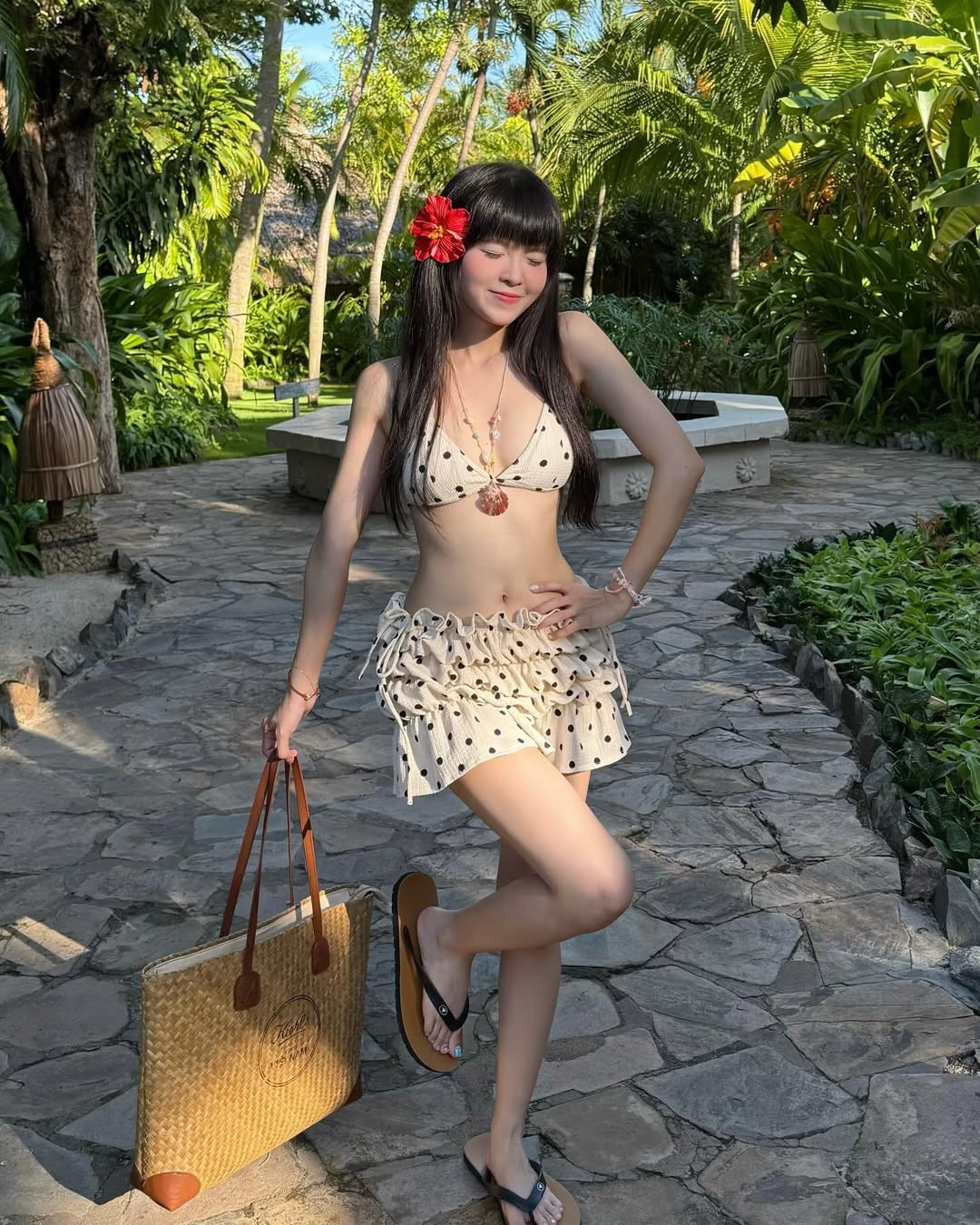 Thúy Kiều được biết đến với hình ảnh dễ thương, vui nhộn trong các clip hài của FAPtv – nhóm hài đình đám trên YouTube. Tuy nhiên, cô không chỉ gói gọn mình trong vai trò diễn viên mà còn khẳng định cá tính mạnh mẽ qua những bộ ảnh đời thường đầy phong cách.