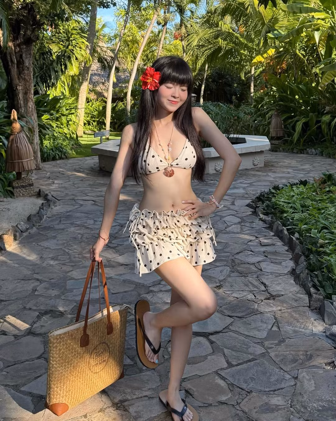 Thúy Kiều được biết đến với hình ảnh dễ thương, vui nhộn trong các clip hài của FAPtv – nhóm hài đình đám trên YouTube. Tuy nhiên, cô không chỉ gói gọn mình trong vai trò diễn viên mà còn khẳng định cá tính mạnh mẽ qua những bộ ảnh đời thường đầy phong cách.