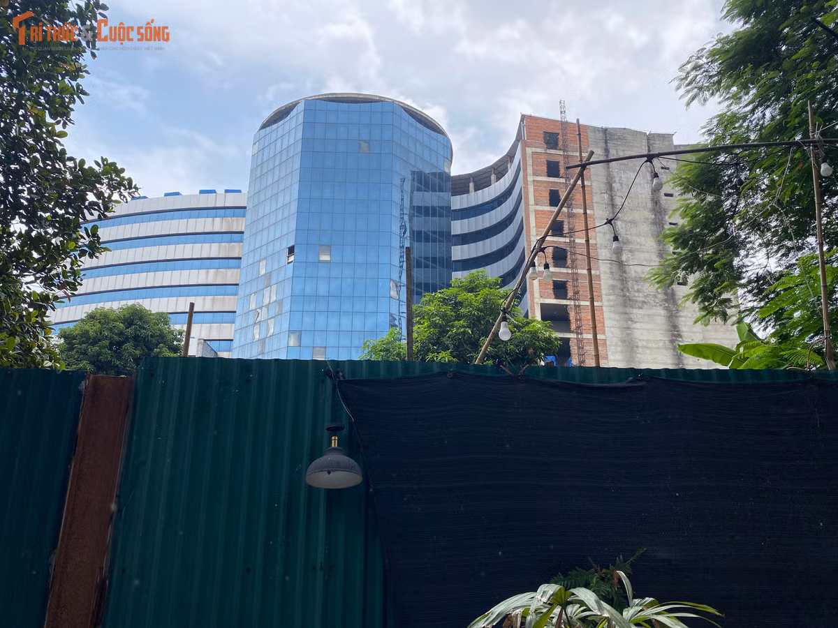 Không chỉ gây lãng phí nguồn tài nguyên đất đai quý giá giữa trung tâm Thủ đô, công trình hoang phế này còn ảnh hưởng lớn đến mỹ quan đô thị và môi trường sống của người dân xung quanh.