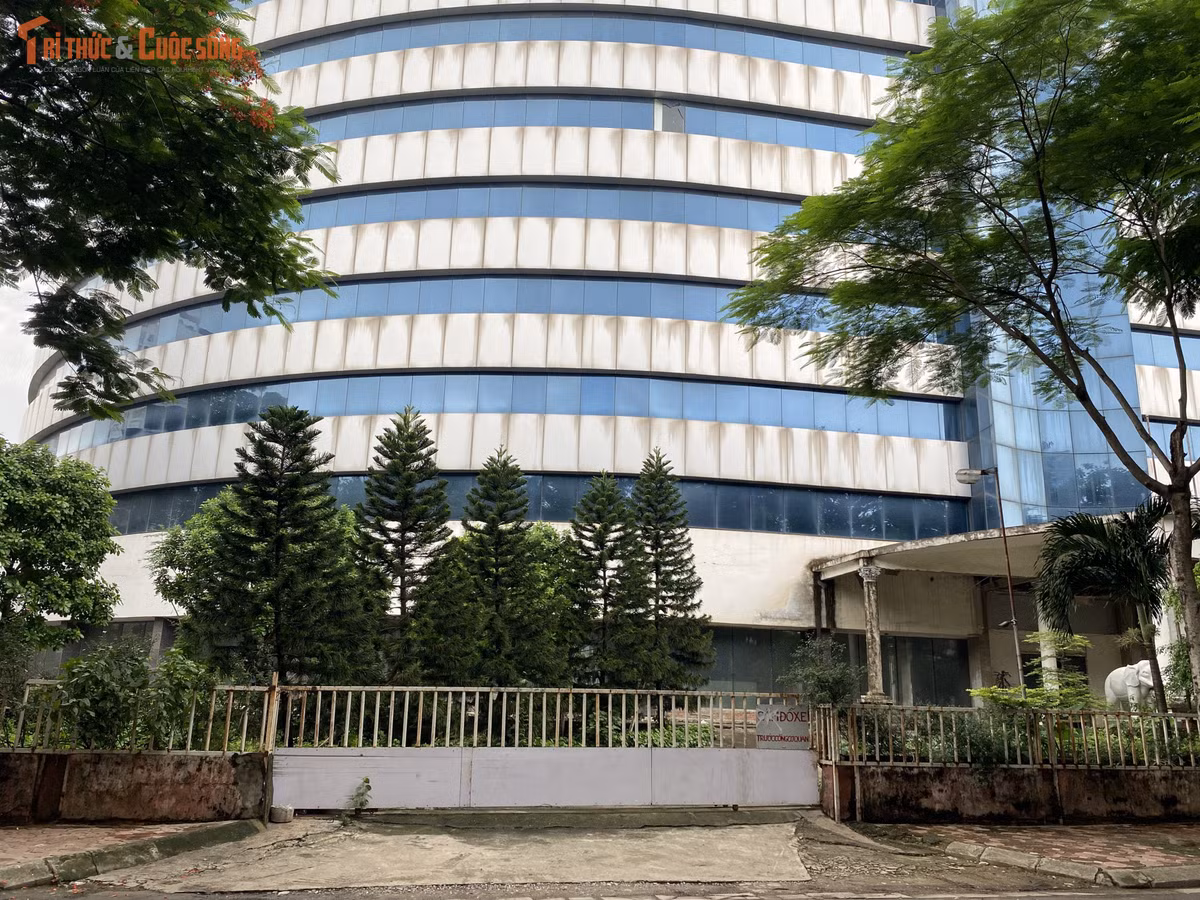 Người dân sinh sống tại khu vực xung quanh không khỏi xót xa mỗi khi nhắc đến dự án này. Nhiều người dân bày tỏ mong muốn cơ quan chức năng sớm có giải pháp xử lý dứt điểm.