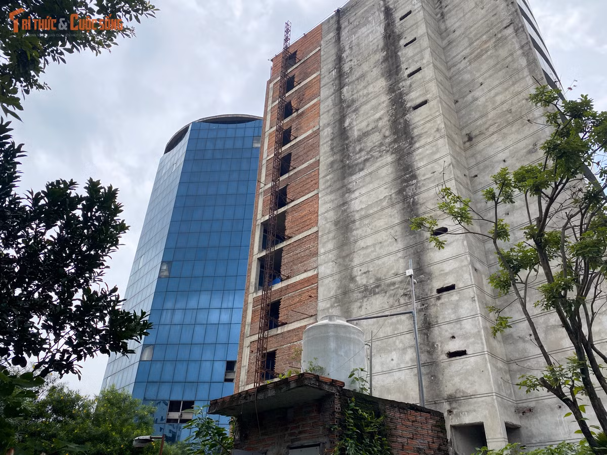 Các dầm bê tông và cốt thép lộ thiên bị oxy hóa nghiêm trọng sau hơn 20 năm phơi sương phơi nắng.