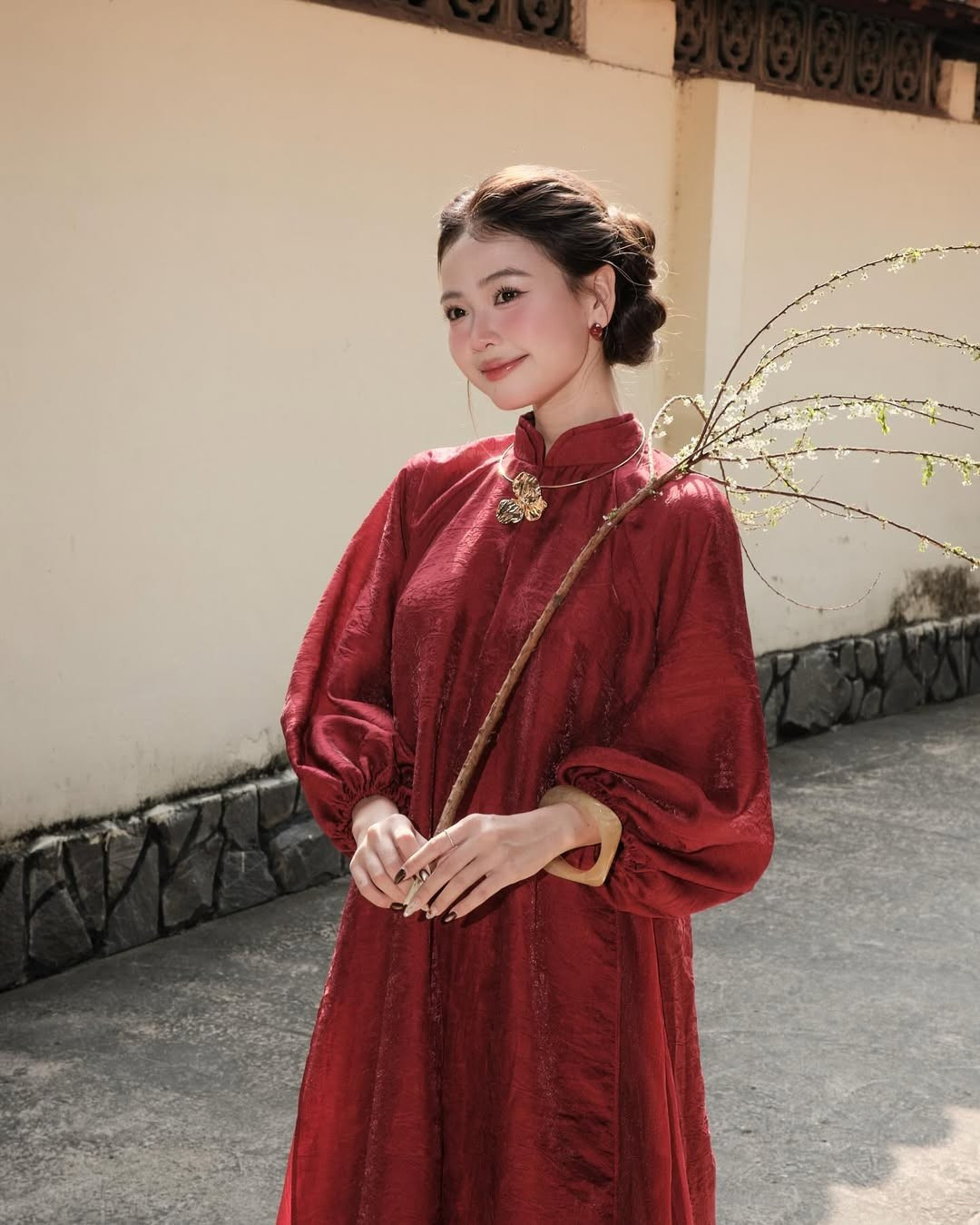 Phần tay bồng không chỉ là chi tiết thời trang mà còn giúp đôi vai trông thon gọn hơn, tạo nên tổng thể vừa điệu đà vừa hiện đại, rất dễ ứng dụng khi dạo phố hay du xuân. (Ảnh: IG @thuythng__)