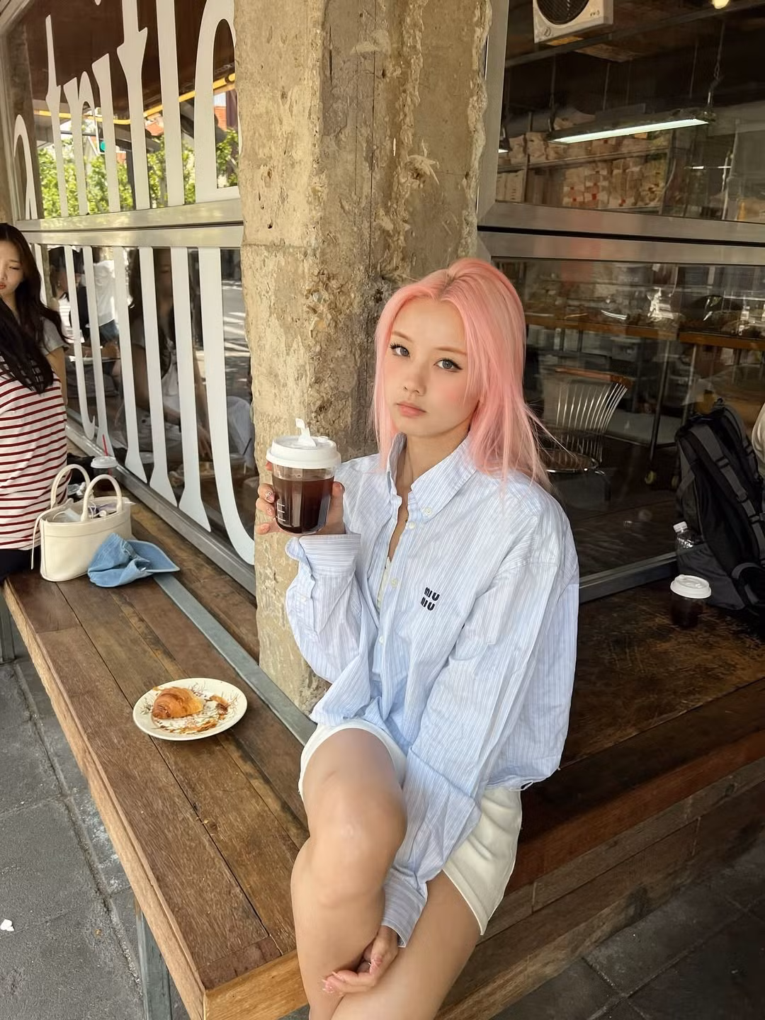 Thực chất, streamer chỉ là "nghề tay trái". Thu nhập chính và niềm đam mê lớn của Vyvan Le là làm người mẫu. Điều này giải thích tại sao mỗi khung hình của cô đều có góc chụp và thần thái chuyên nghiệp như vậy. (Ảnh: IGNV)