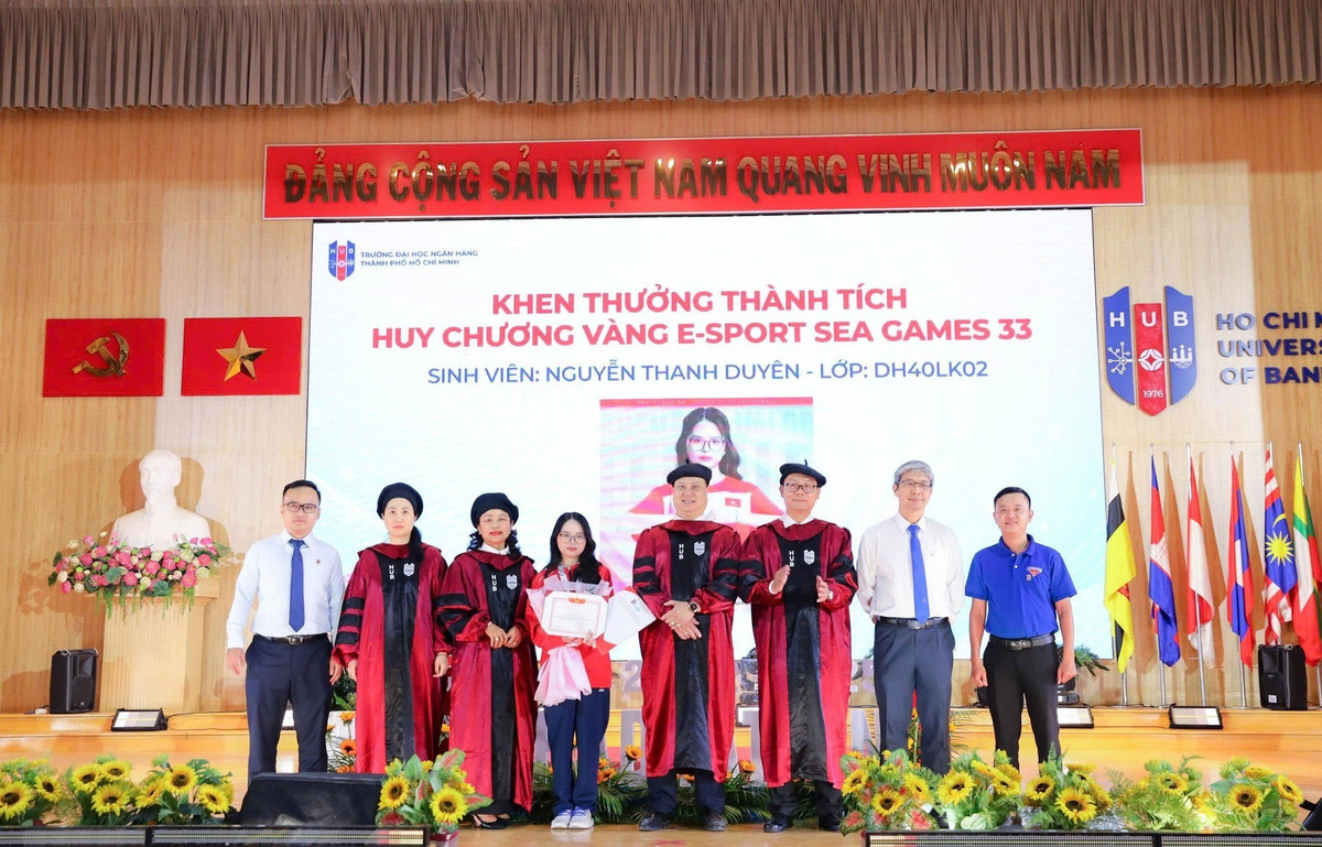 Ghi nhận những đóng góp và vinh quang mà Thanh Duyên mang về, ngay khi cô trở lại giảng đường, trong khuôn khổ lễ trao bằng tốt nghiệp, Trường Đại học Ngân hàng TPHCM đã tuyên dương và khen thưởng hơn 100 triệu đồng cho cô nàng.