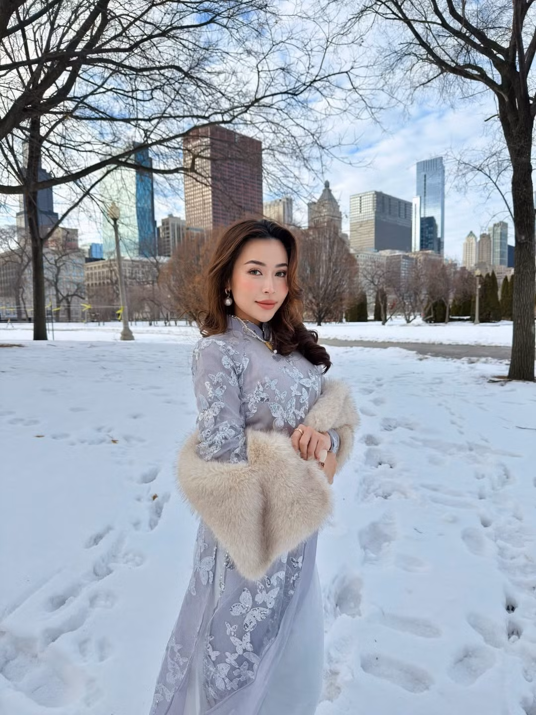 Cô diện thiết kế áo dài cách tân với chất liệu xuyên thấu hiện đại, điểm xuyết họa tiết bướm thêu nổi cầu kỳ. Gam màu xám khói thanh lịch kết hợp cùng lớp lót lụa trắng tạo nên vẻ ngoài vừa sang trọng vừa trẻ trung. (Ảnh: IGNV)