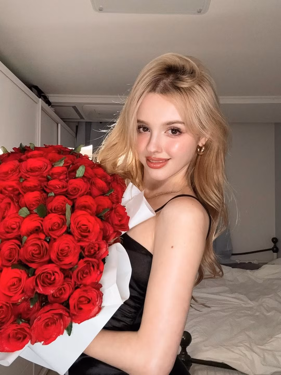 Karimova Elina sinh năm 1998, sở hữu gương mặt được ví như một nàng "búp bê sống" với những đường nét hoàn hảo, thanh tú. (Ảnh: IGNV)