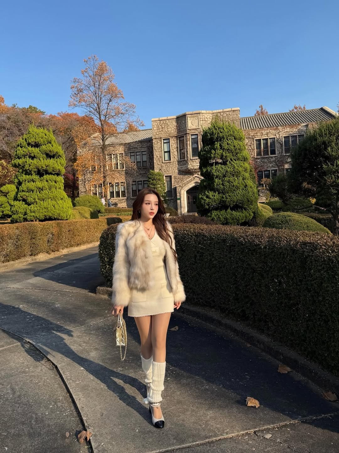 Bên cạnh váy áo, cô còn sở hữu những món phụ kiện có giá trị bằng cả một gia tài như chiếc đồng hồ Graff Butterfly đính kim cương trị giá hơn 3 tỷ đồng, hay bộ sưu tập túi Hermès Birkin và Kelly đủ màu sắc. (Ảnh: IGNV)