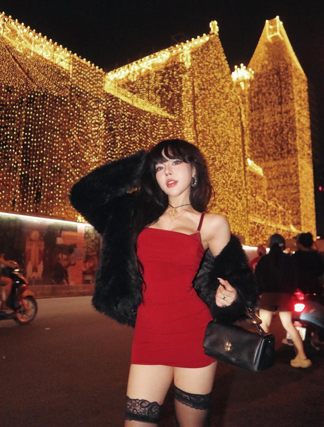 Dù vẫn đang trong quá trình trùng tu, Nhà thờ Đức Bà Sài Gòn vẫn chứng minh vị thế là biểu tượng check-in không thể thay thế của thành phố. Đặc biệt, khi dàn đèn led rực rỡ được thắp sáng bao phủ toàn bộ khối kiến trúc đang sửa chữa, nơi đây đã biến thành một "background" xịn xò, thu hút hàng nghìn "girl phố, boy phố" đến thả dáng. (Ảnh: IG @baokhuyen.susan)