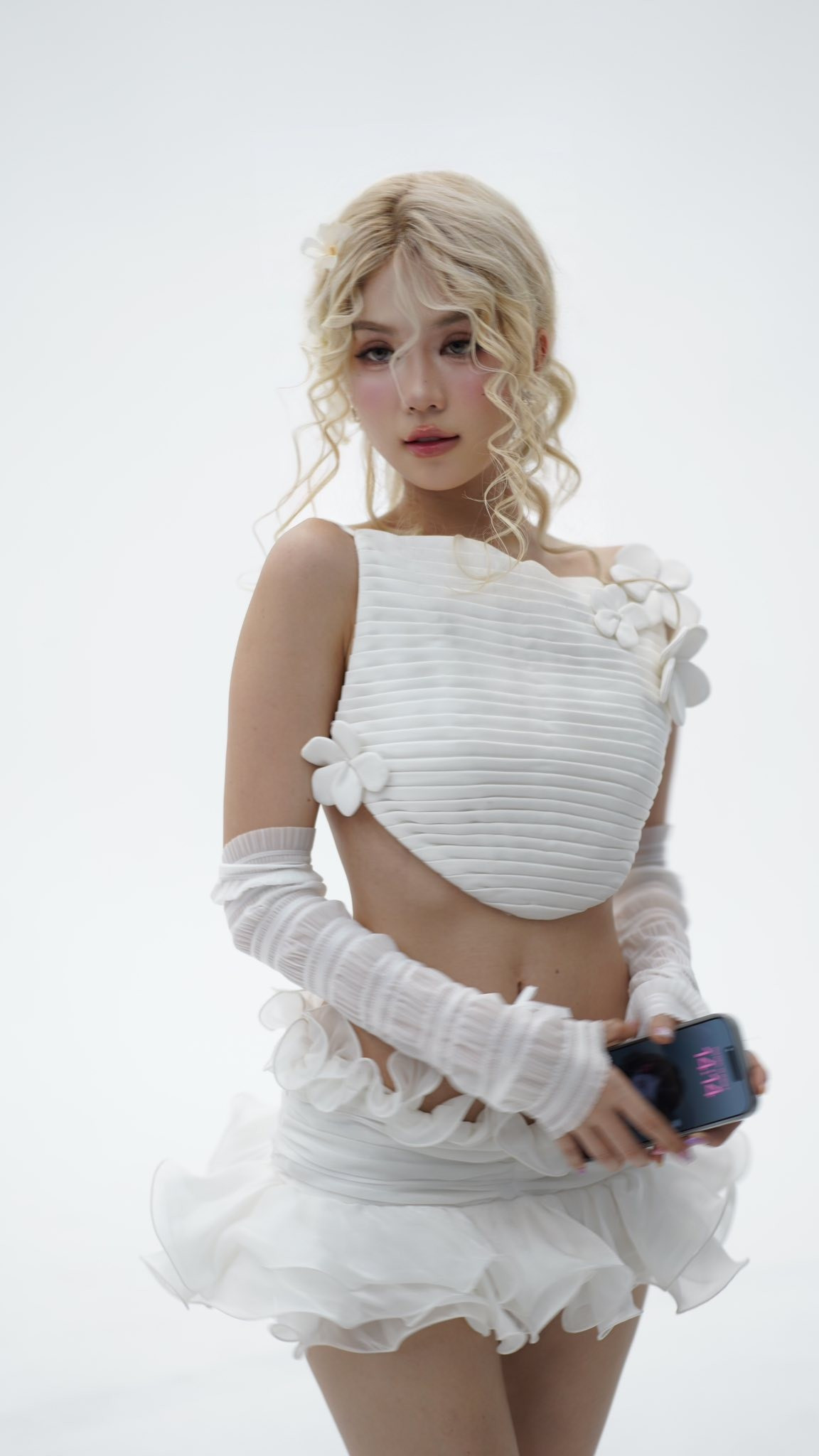 Bộ ảnh nữ sinh của Ngọc Trinh không chỉ gây ấn tượng bởi vẻ đẹp "hack tuổi" mà còn vì sự đối lập rõ rệt với phong cách cô thường theo đuổi.