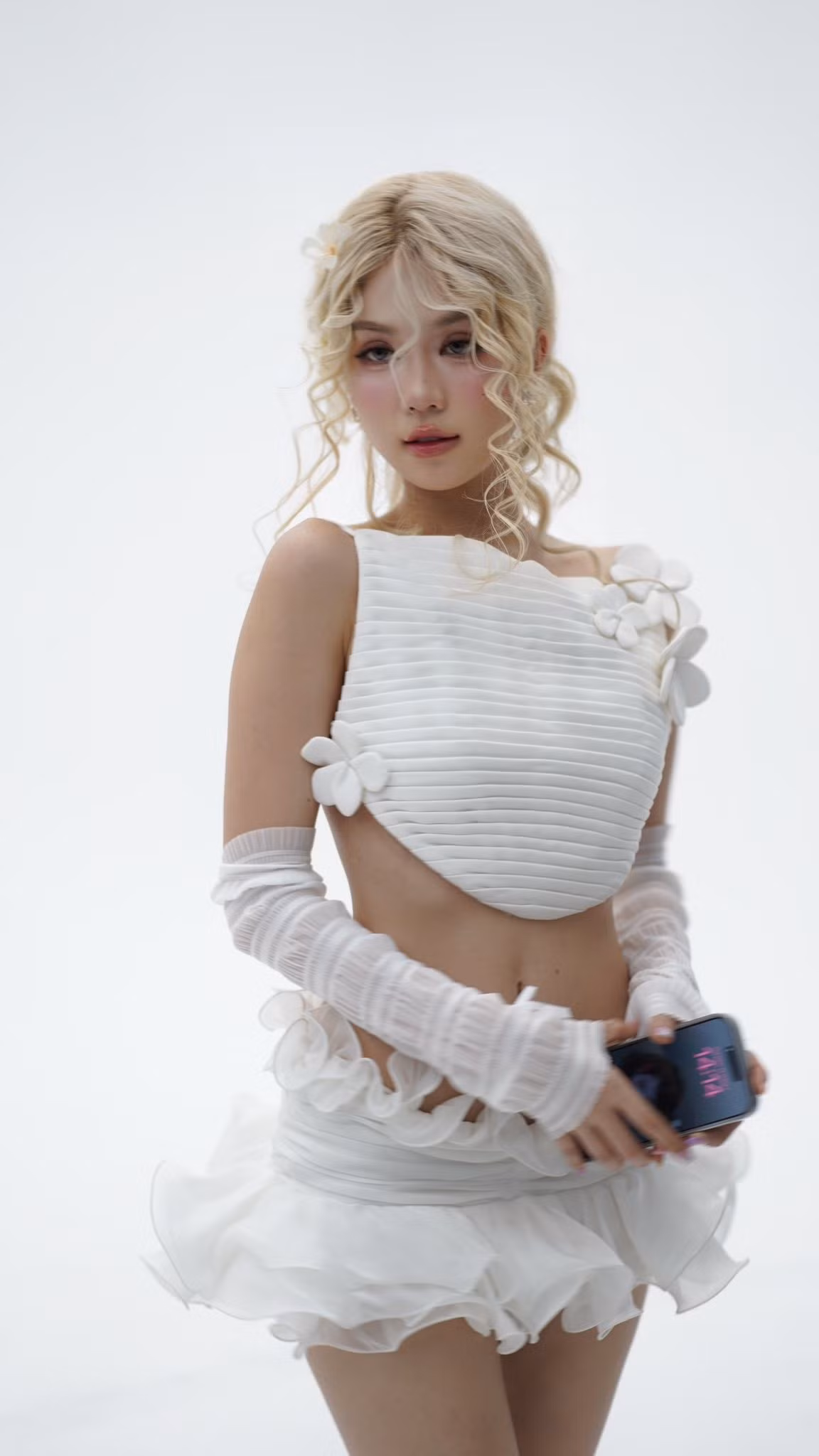 Bộ ảnh nữ sinh của Ngọc Trinh không chỉ gây ấn tượng bởi vẻ đẹp "hack tuổi" mà còn vì sự đối lập rõ rệt với phong cách cô thường theo đuổi.