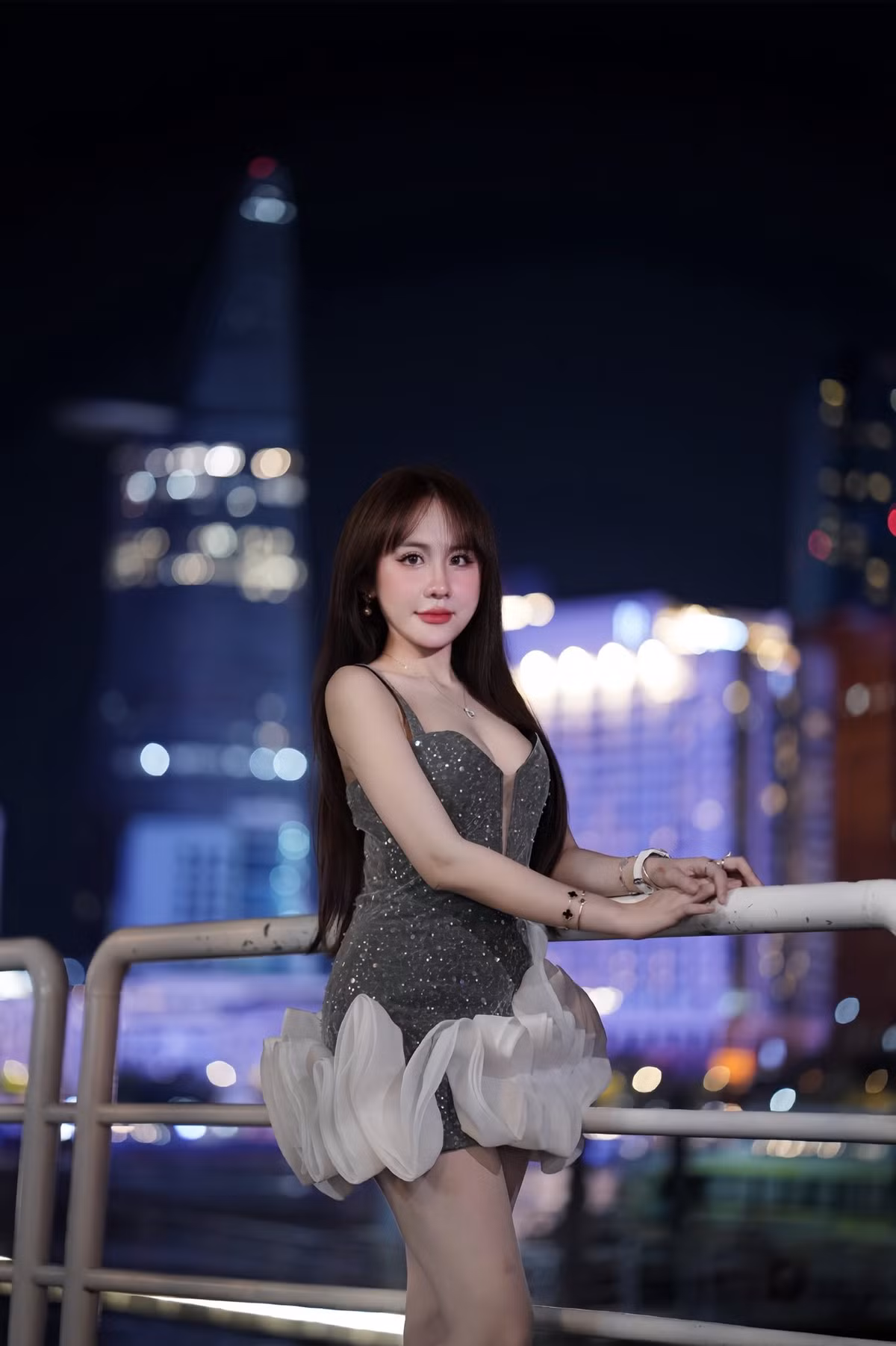 Ánh nhìn xa xăm, đầy thần thái cùng phong cách thời trang ấn tượng đã giúp Lê Tuyết Anh khẳng định vẻ đẹp sang chảnh, thu hút mọi ánh nhìn trong khung cảnh đêm đầy mê hoặc.