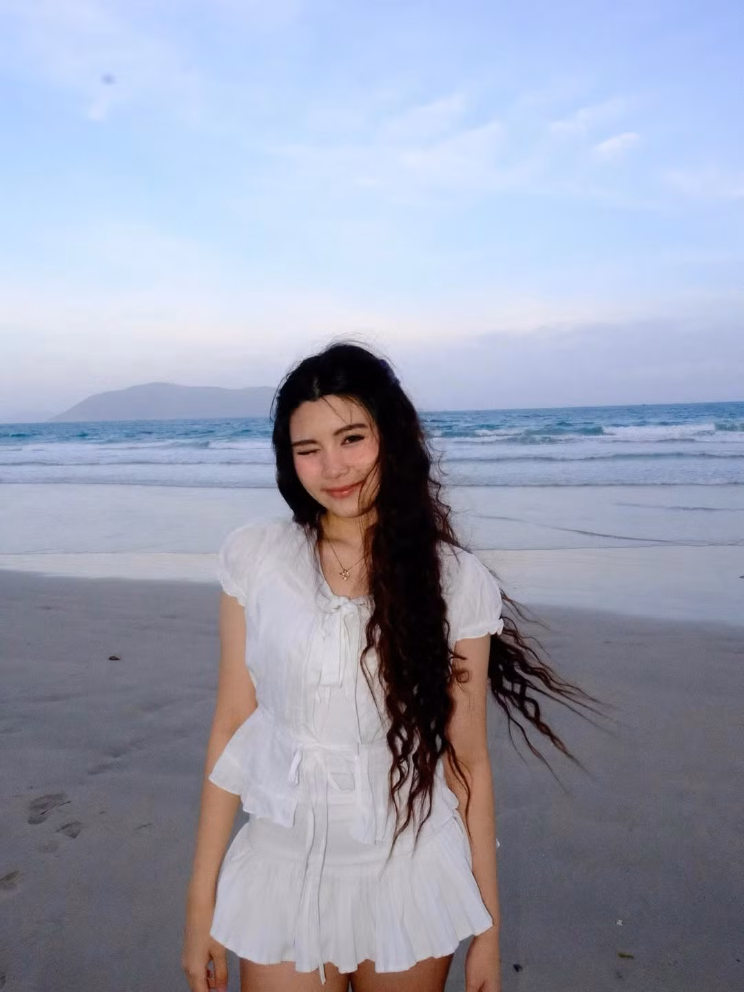 Khác với vẻ đẹp thanh tú, dịu dàng của chị gái Lọ Lem, Hạt Dẻ mang một nét đẹp hiện đại, sắc sảo và vô cùng cá tính. Dưới ánh nắng vàng rực rỡ của buổi chiều tà, đôi mắt to tròn và sống mũi cao của cô nàng càng thêm nổi bật, khiến người xem khó lòng rời mắt. (Ảnh: IGNV)