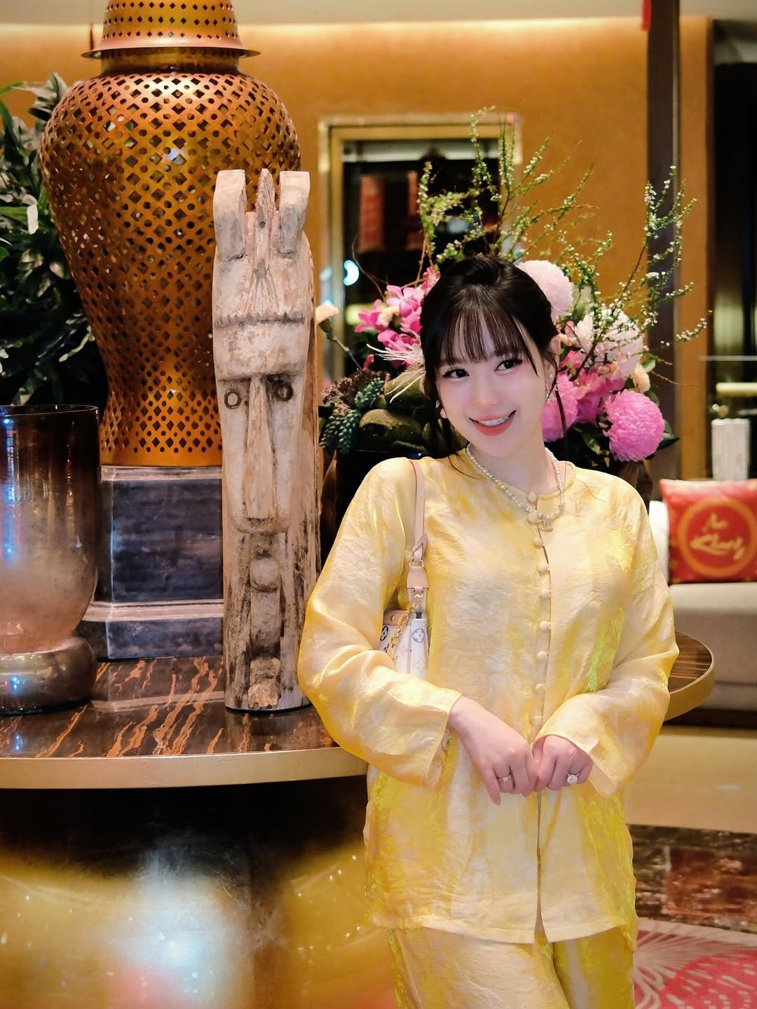 Kèm theo những bức hình lung linh, nàng hot girl đời đầu không quên để lại dòng trạng thái đầy cảm hứng: "Áo dài và bà ba có thể là mặc đến hết Tết". (Ảnh: IGNV)