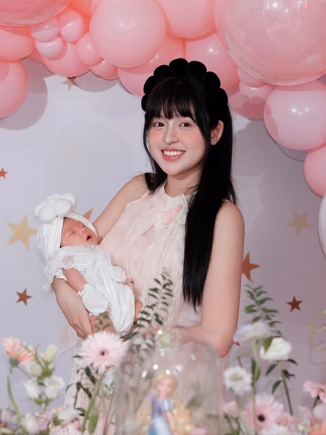 Việc cô hạ sinh con gái đầu lòng, bé Bún, đã nhận được rất nhiều lời chúc mừng từ bạn bè, đồng nghiệp và người hâm mộ. (Ảnh: IGNV)