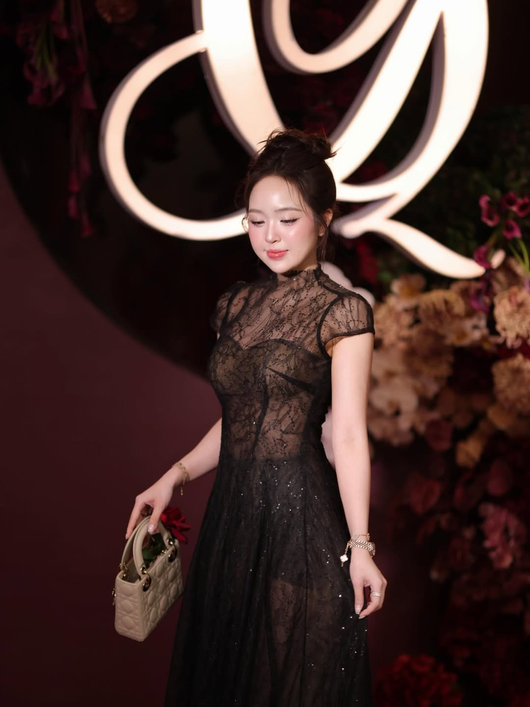 Để hoàn thiện vẻ ngoài quý phái, Lê Phương Anh phối cùng chiếc túi Lady Dior màu beige kinh điển. Sự kết hợp giữa tông đen của váy và màu trung tính của phụ kiện tạo nên một tổng thể hài hòa, đẳng cấp. (Ảnh: IGNV)