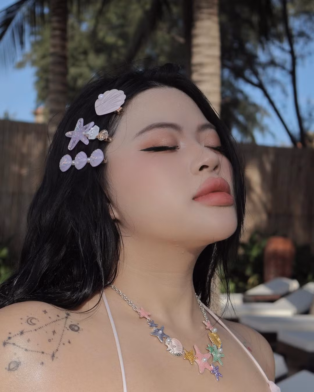 Bất chấp những chuẩn mực khắt khe về vóc dáng trong ngành thời trang, cô nàng vẫn thoải mái thể hiện bản thân, lan tỏa thông điệp tích cực về yêu thương cơ thể và phong cách sống không giới hạn.