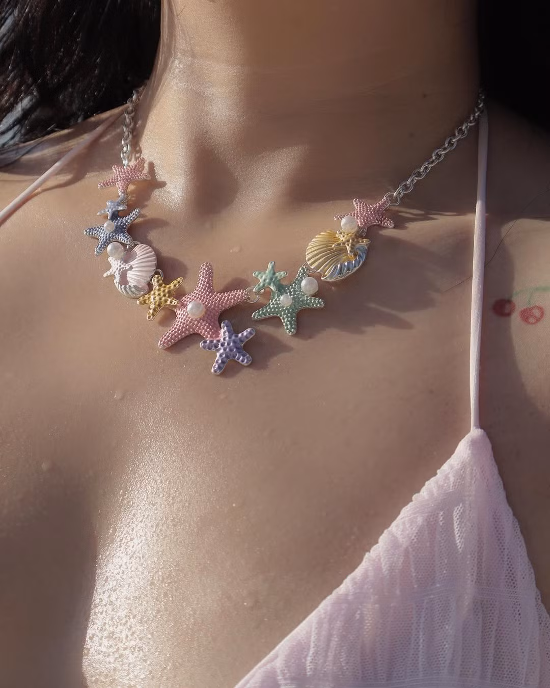 Những phụ kiện mang hơi thở biển cả đi kèm mang đến vẻ phóng khoáng, hòa mình cùng thiên nhiên.