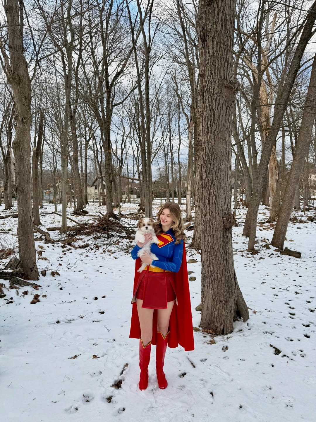 Sự đối lập giữa vẻ quyền năng của một "siêu anh hùng" và nét dịu dàng, trìu mến khi ôm thú cưng đã tạo nên sức hút khó cưỡng cho bộ ảnh. (Ảnh: IGNV)