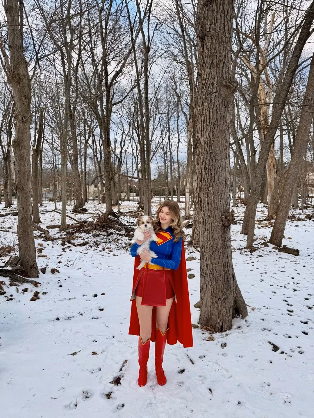 Sự đối lập giữa vẻ quyền năng của một "siêu anh hùng" và nét dịu dàng, trìu mến khi ôm thú cưng đã tạo nên sức hút khó cưỡng cho bộ ảnh. (Ảnh: IGNV)