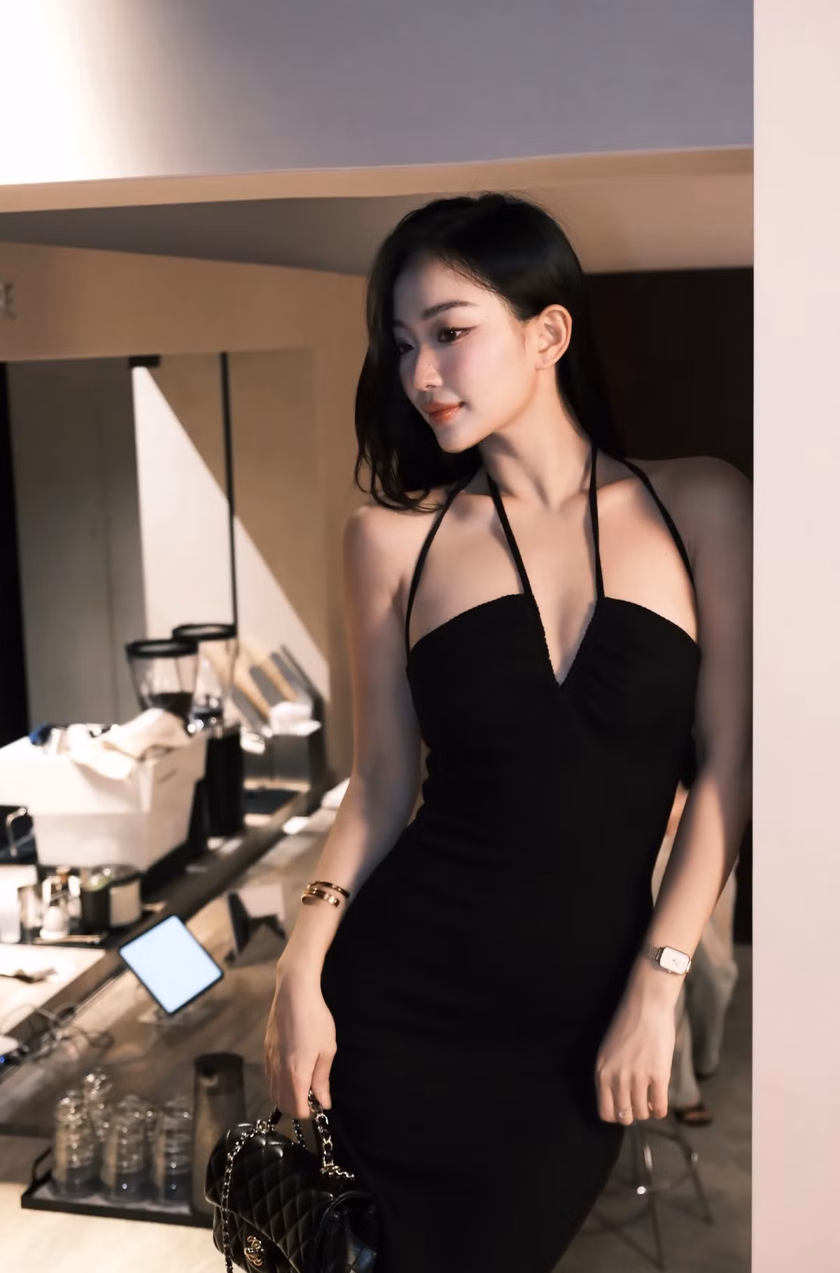 Với 110.000 followers trên Instagram, mỗi bài đăng của Huệ Chi đều nhận được sự quan tâm đặc biệt từ người hâm mộ. Bộ ảnh biển lần này một lần nữa khẳng định sức hút của cô nàng trong vai trò một influencer thời trang. (Ảnh: IGNV)