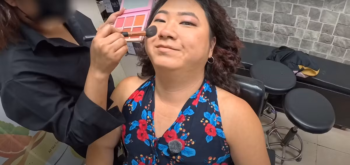 Chính vì vậy, nam vlogger Hàn Quốc tiếp tục “chơi lớn” hơn. Anh đầu tư đến một tiệm làm đẹp để được trang điểm, làm tóc và nhìn trông nữ tính hơn. Với diện mạo này khi đi ra đám đông anh cũng được người dân chú ý, thậm chí mời mua cả quần tất phụ nữ.