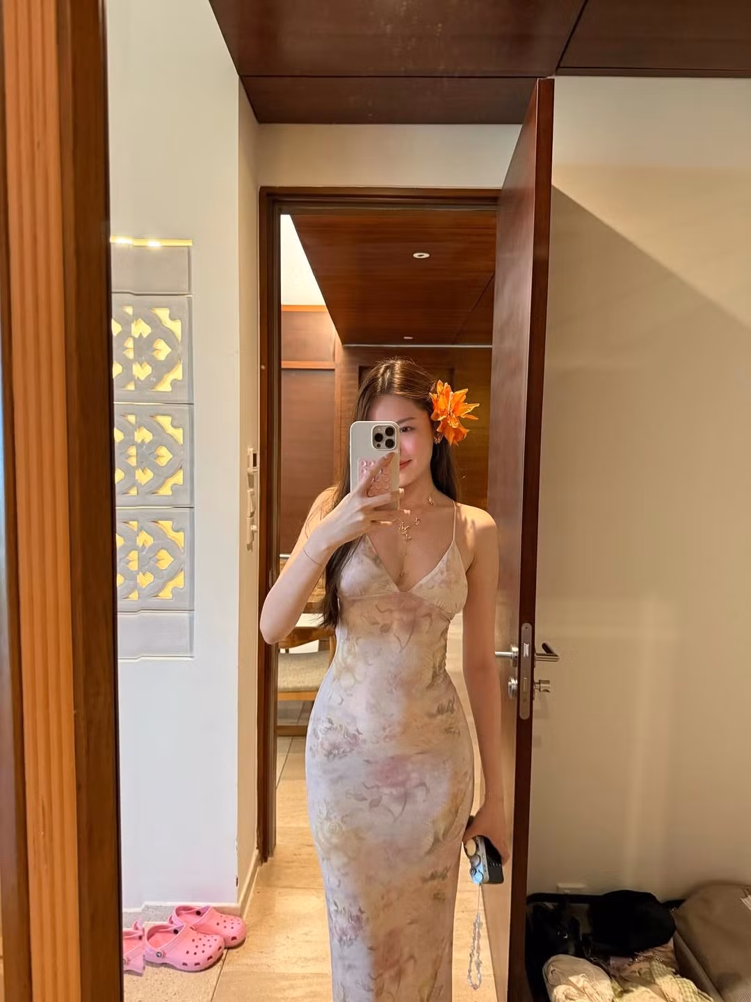 Thiết kế cổ chữ V sâu và đặc biệt là phần lưng khoét sâu, được tô điểm bằng chi tiết dây đan tinh tế hình cánh bướm, giúp cô nàng khoe khéo bờ vai thon gọn cùng tấm lưng ong mềm mại, không tì vết.