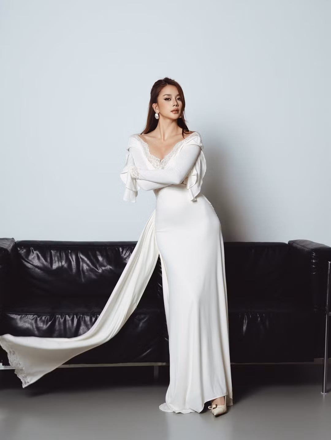 Cô không chạy theo xu hướng phô diễn hình thể một cách lộ liễu, mà chọn cách chinh phục khán giả bằng sự tinh tế trong lựa chọn trang phục, thần thái cuốn hút và vẻ đẹp ngày càng mặn mà theo thời gian. (Ảnh: IGNV)